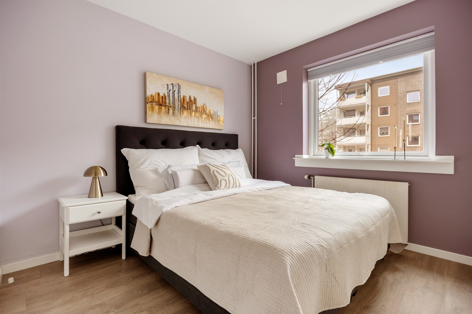 Innbydende soverom med god plass til stor seng og tilhørende nattbord på hver side. Galleribilde