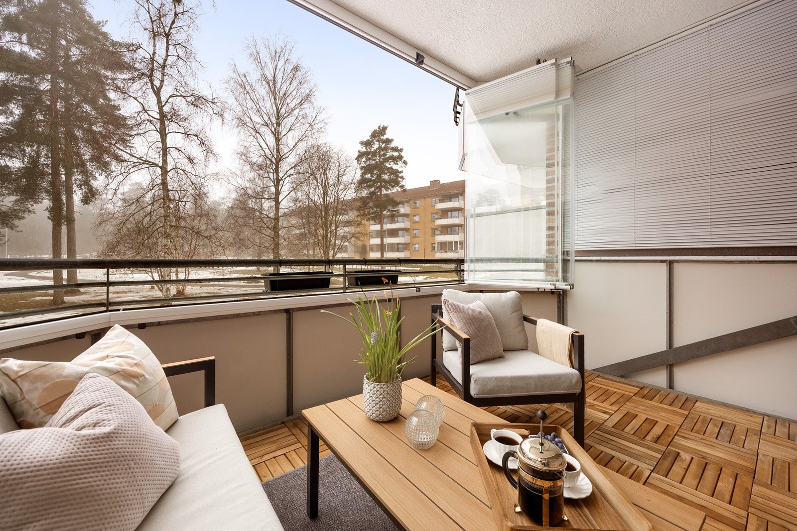 Meget gode solforhold fra ca. kl. 13.30-22.30 på sommerstid i følge selger. Galleribilde