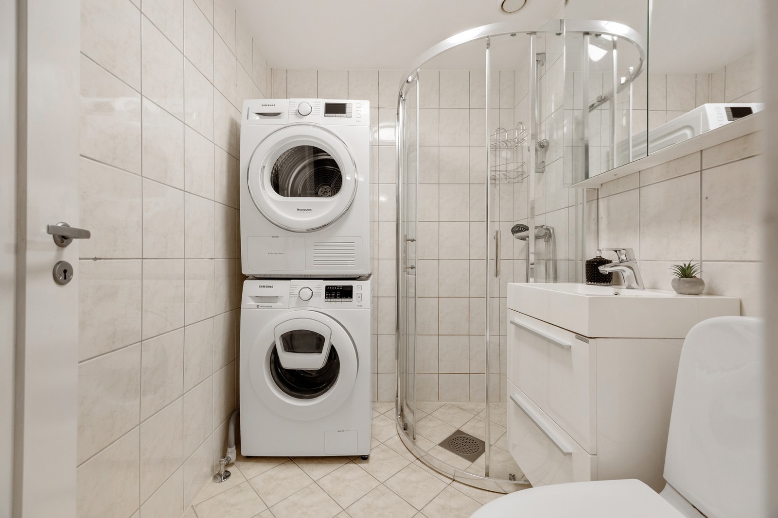 Helfliset baderom rehabilitert i 2004 i regi av borettslaget. Det er gulvvarme. Galleribilde