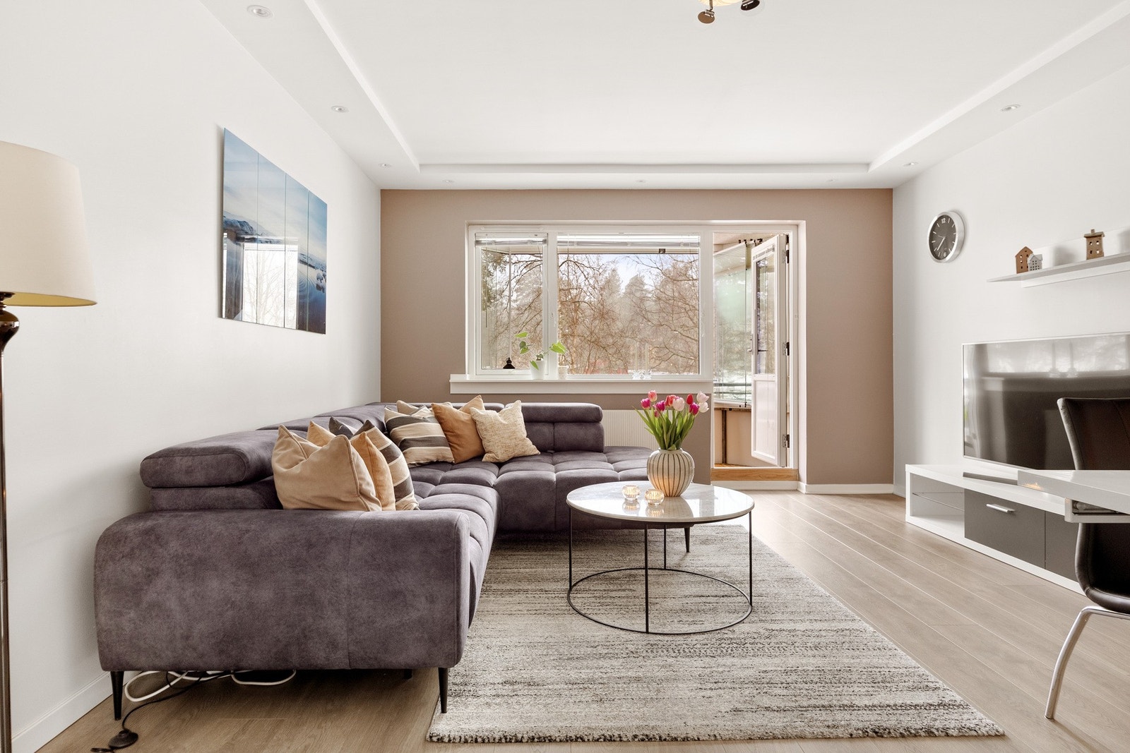 Store vindusflater slipper inn rikelig med naturlig lys. Galleribilde