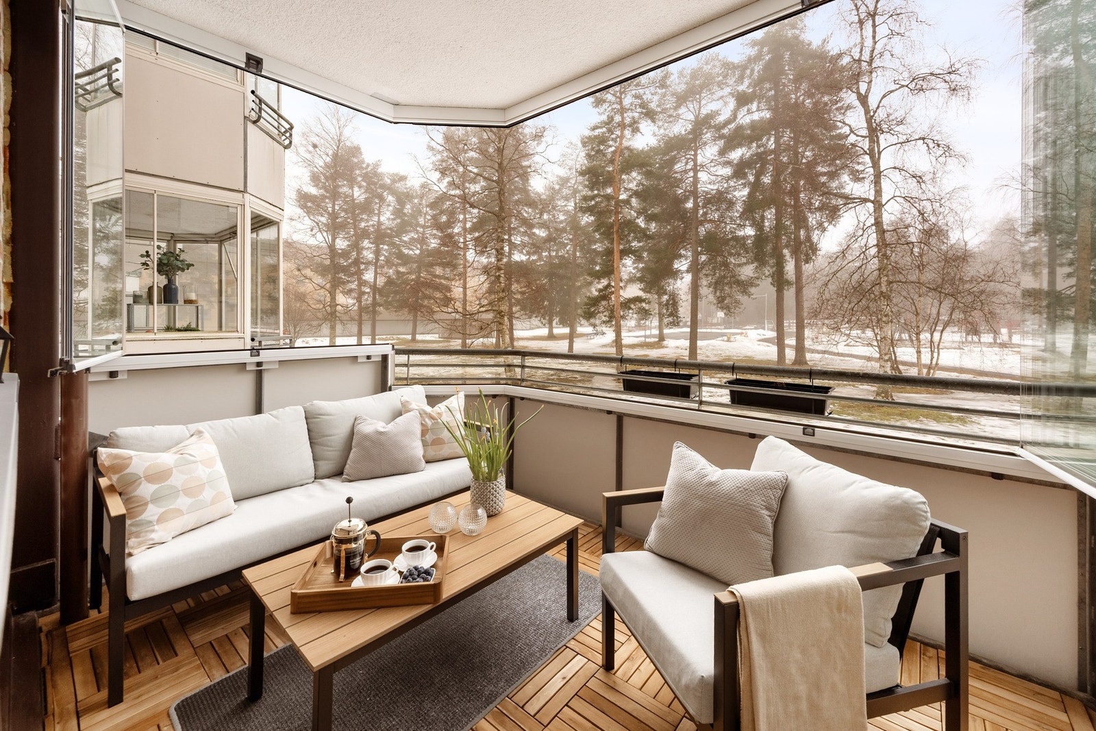 Balkongen har god plass til ønsket utemøblement. Galleribilde