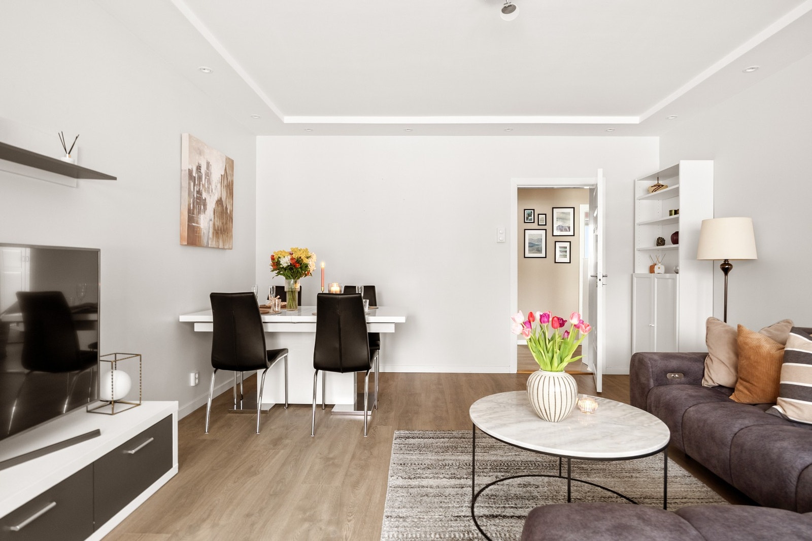 Stuens gode planløsning gjør det enkelt å innrede. Galleribilde