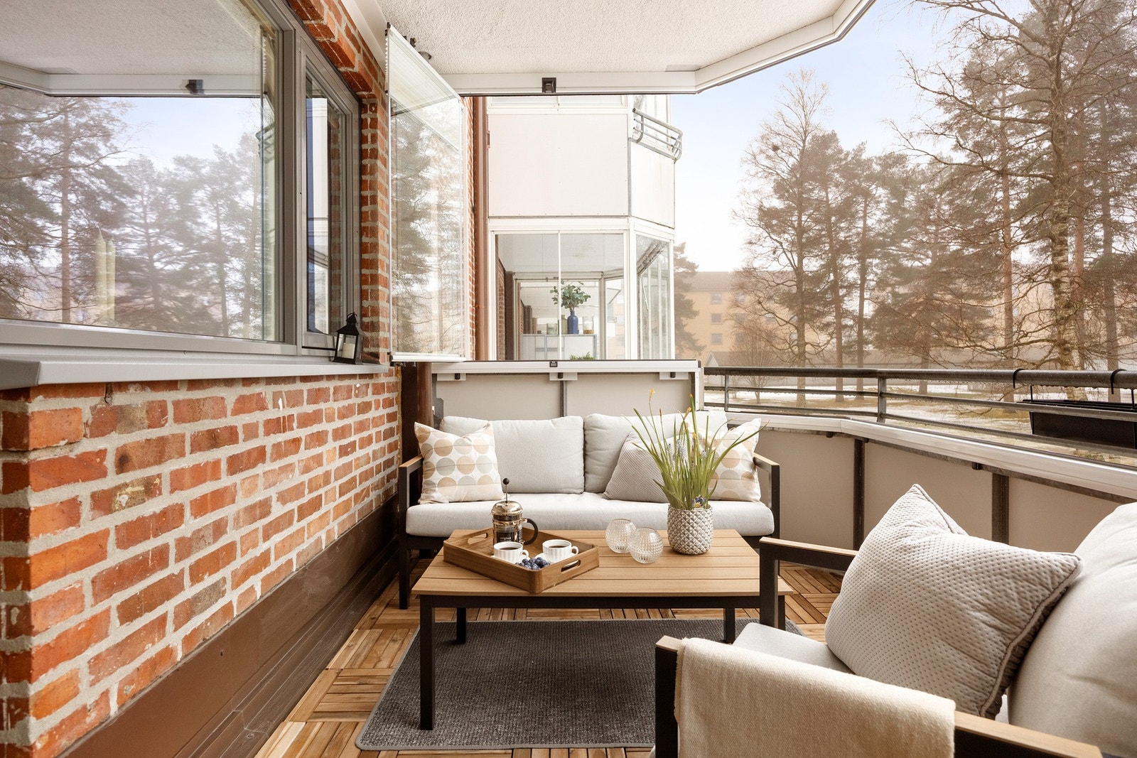 Leiligheten har en stor innglasset balkong på 10 kvm. Galleribilde