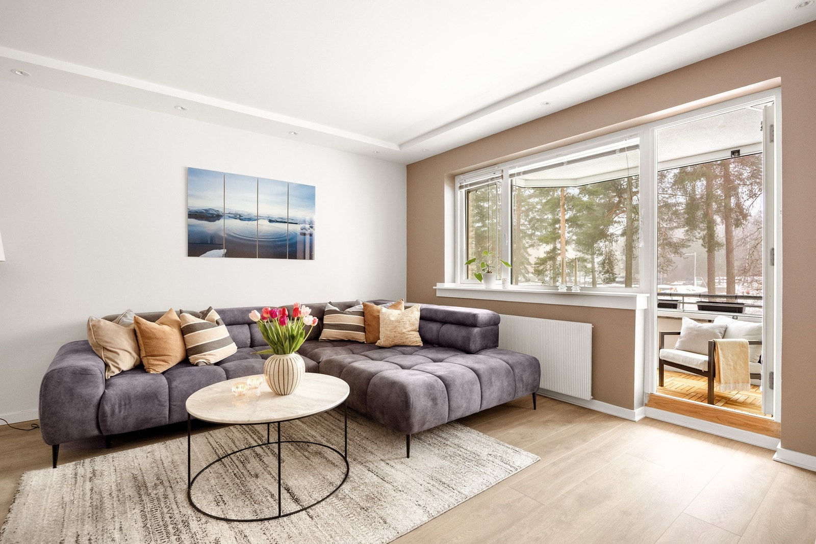 Fra stuen er det utgang til balkong. Galleribilde