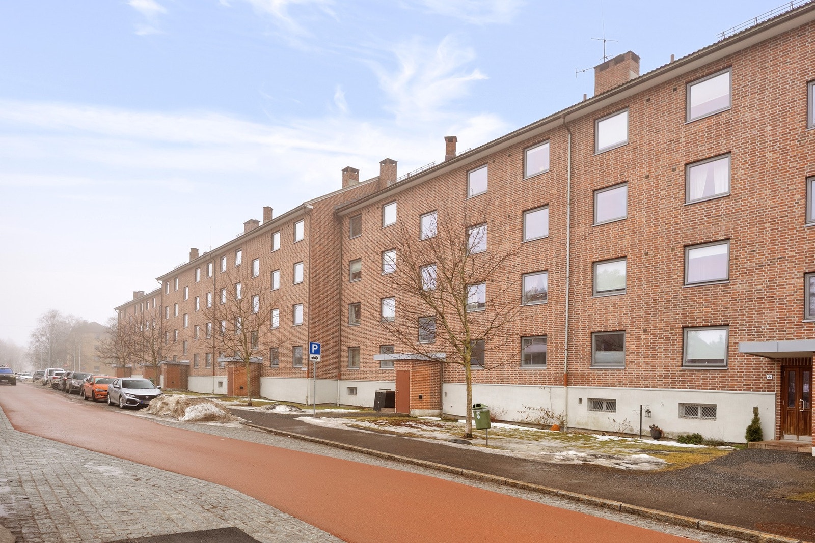 Det er mulighet for leie av parkerings-/garasjeplass etter venteliste. Galleribilde