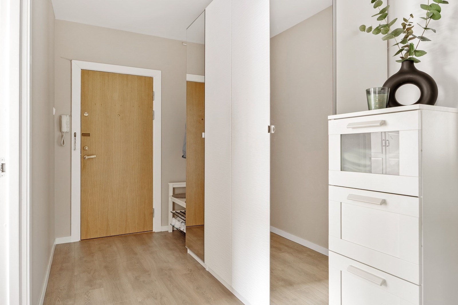 Plass til oppbevaringsmøbler i entré. Galleribilde