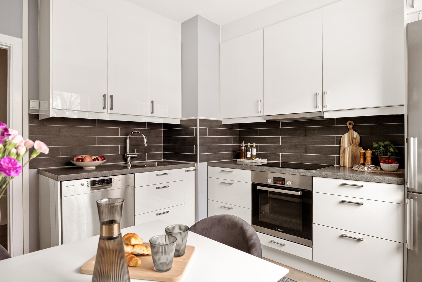 Innredning fra 2017 med glatte fronter og laminert benkeplate med nedfelt oppvaskkum i rustfritt stål med ett-greps armatur. Galleribilde