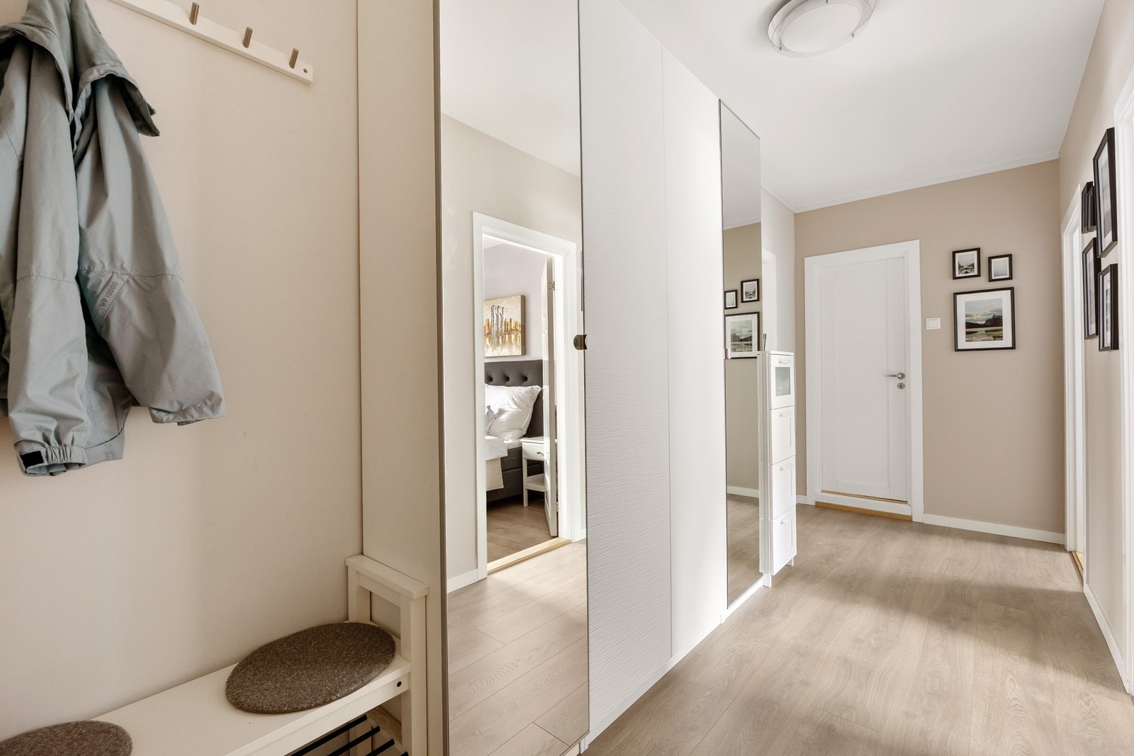 Romslig entré med plass for klesoppheng og oppbevaring av sko. Galleribilde