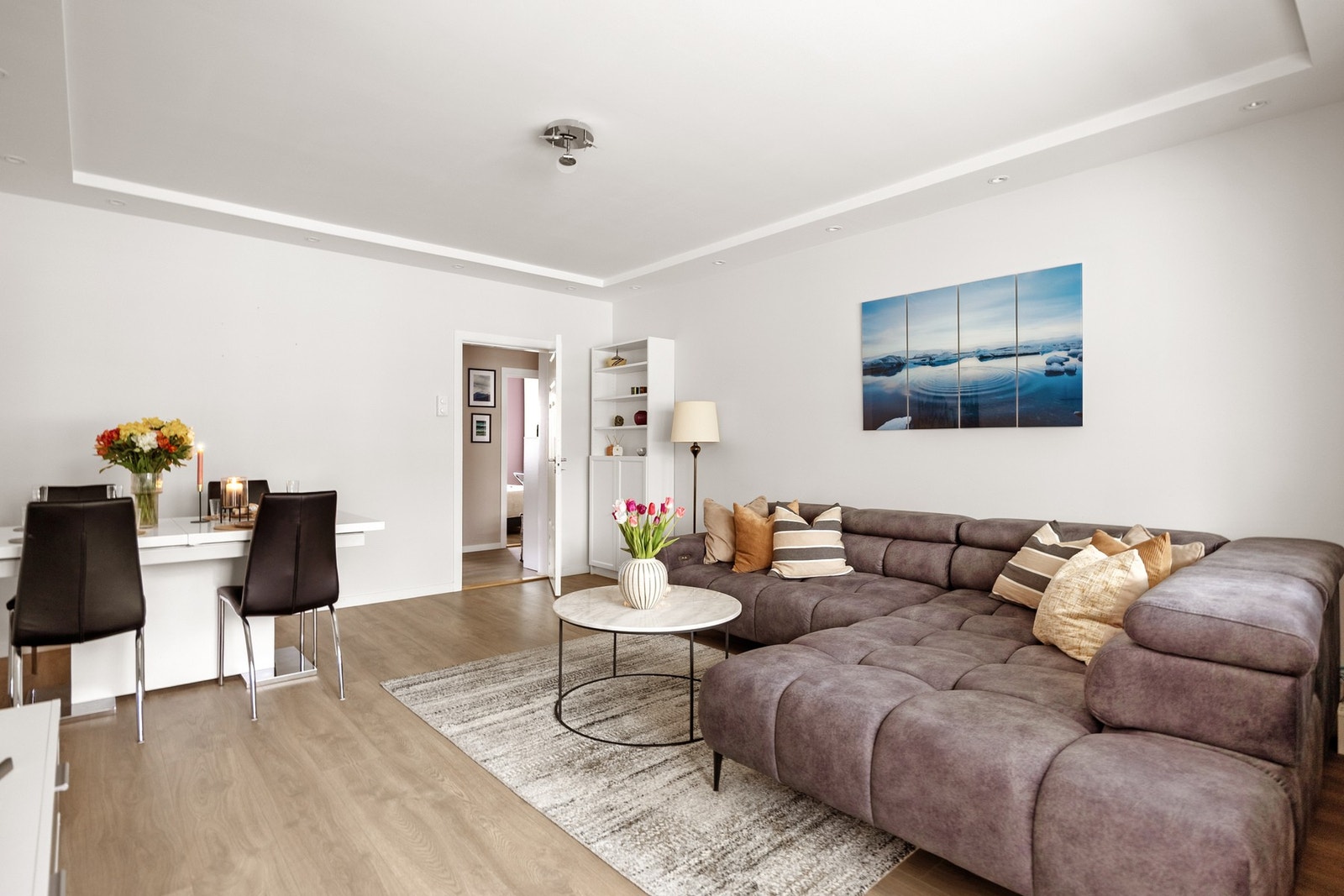 Overflatene er malt i en lys fargetone, og på gulvet er det lagt slitesterk laminat. Galleribilde