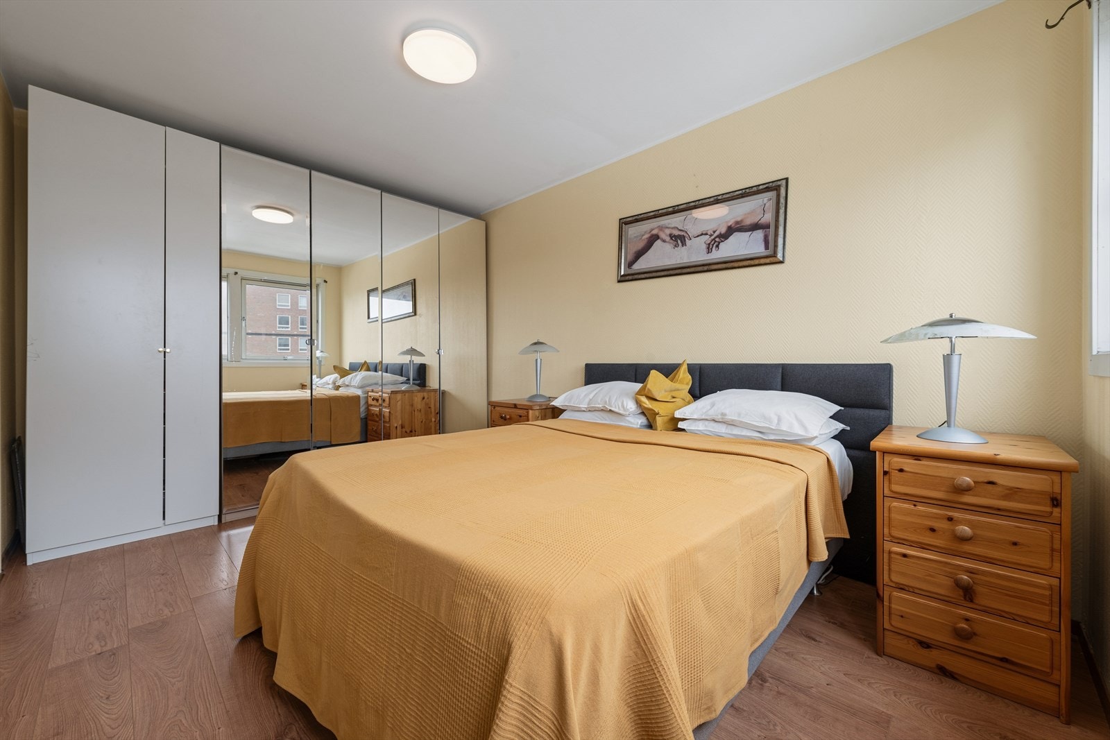 Hovedsoverommet er innredet en romslig garderobe. Galleribilde