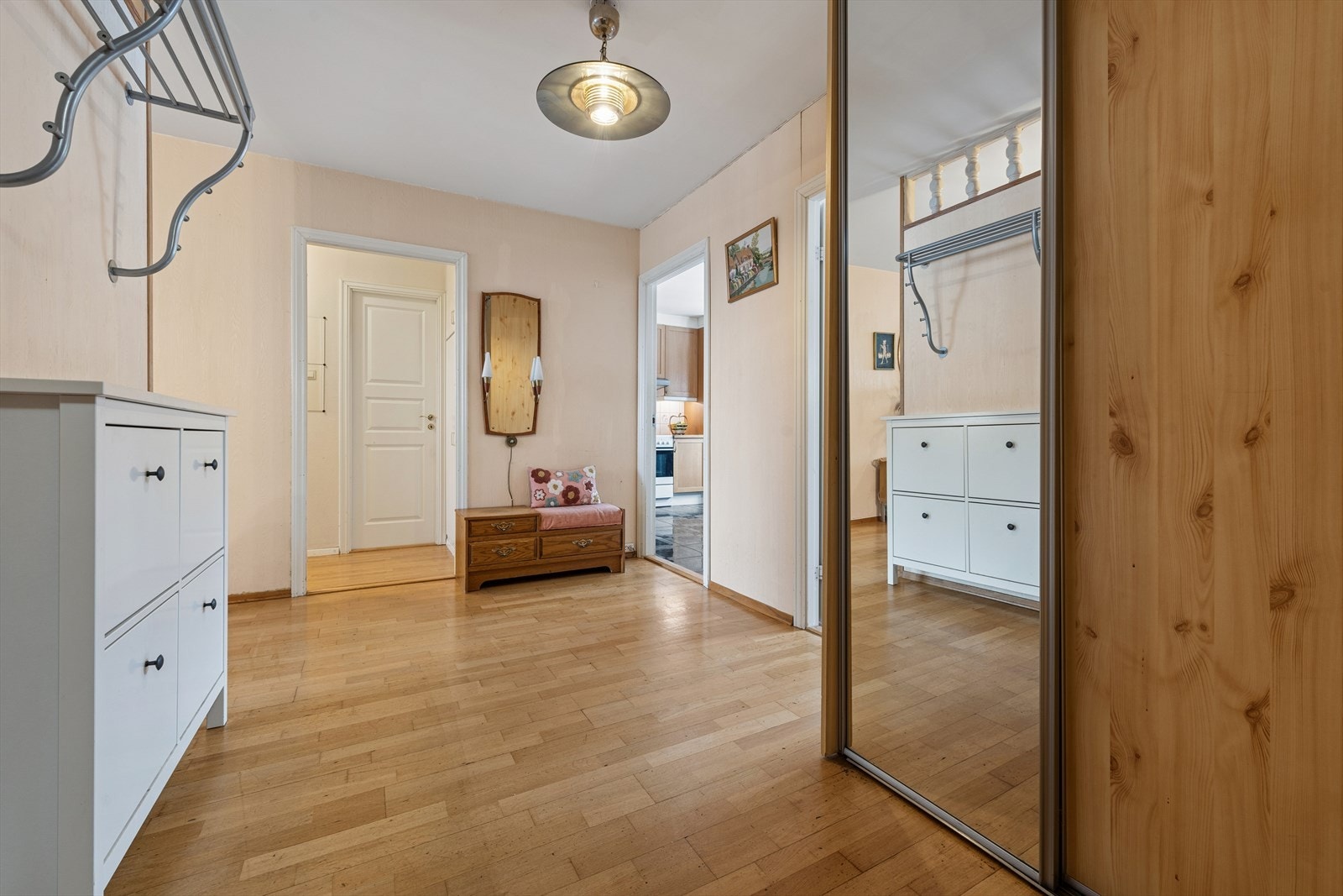 Det er rikelig med oppbevaringsplass i en bod på balkongen, samt tilhørende kjellerbod. Galleribilde