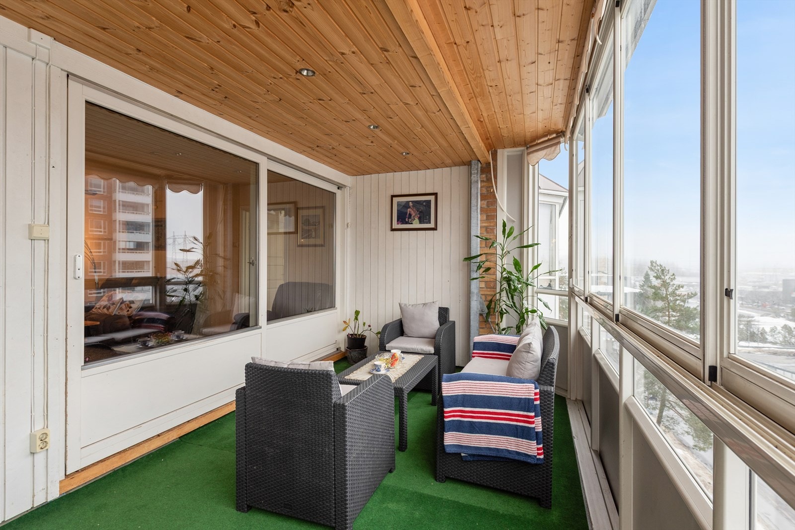 Balkongen fungerer som en forlengelse av stuen store deler av året. Galleribilde