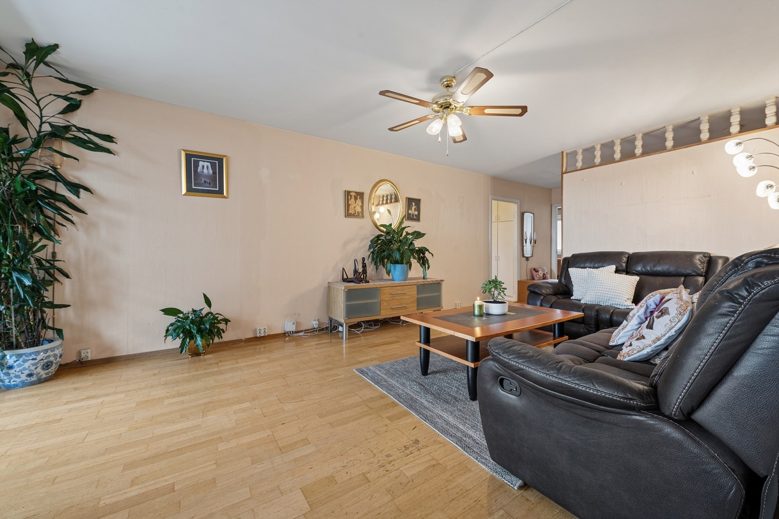 Stuen er et lyst og trivelig rom med god plass til både sittegruppe og spiseplass. Galleribilde