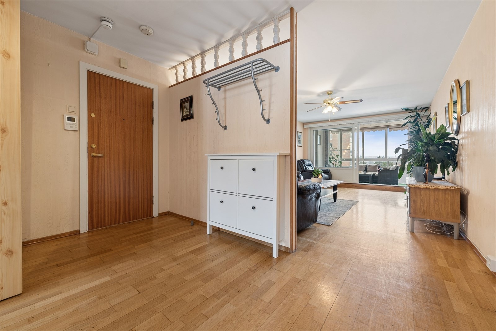 Leiligheten har en romslig entré med god plass til diverse oppbevaringsløsninger. Galleribilde