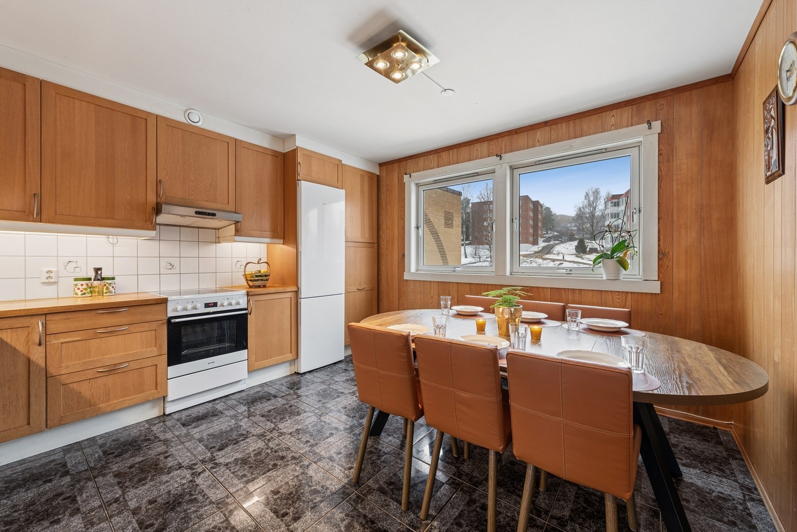 Kjøkkenet har god plass til en spisebord for hele familien. Galleribilde