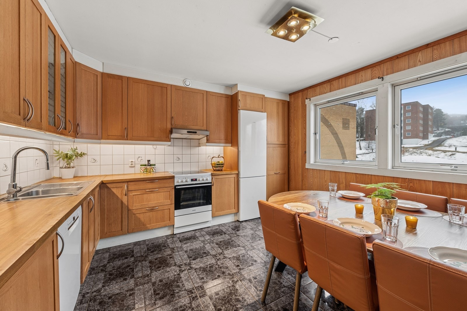 Innredningen har rikelig med skap- og benkeplass. Galleribilde