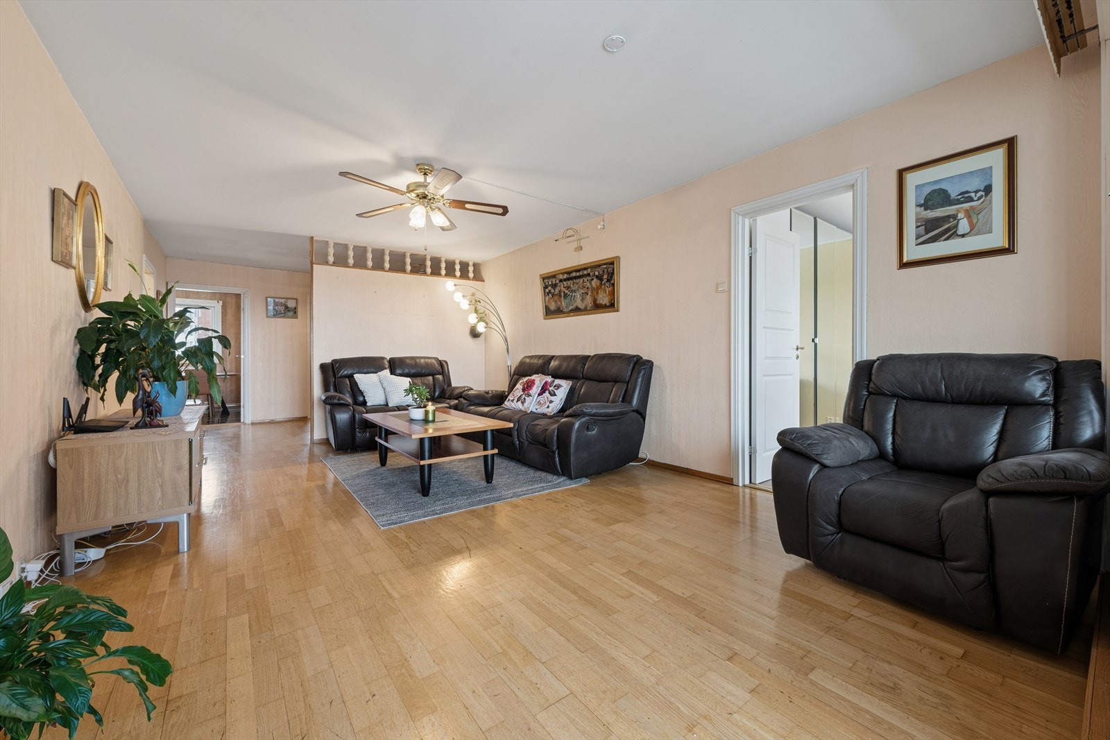 Leiligheten ligger i byggets toppetasje og inneholder entré, stue, kjøkken, bad, toalettrom og tre soverom. Galleribilde