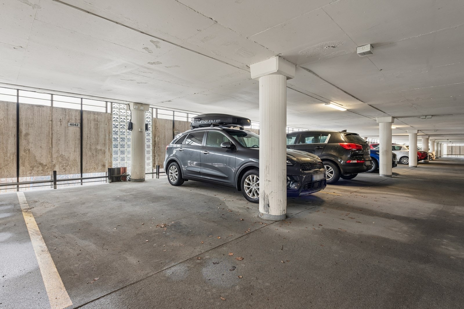 Det medfølger en fast biloppstillingsplass i felles garasjekjeller, med elbillader. Galleribilde