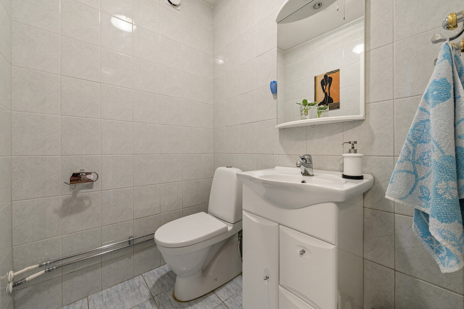 Praktisk, separat toalettrom med flislagt gulv utstyrt med elektriske varmekabler. Galleribilde