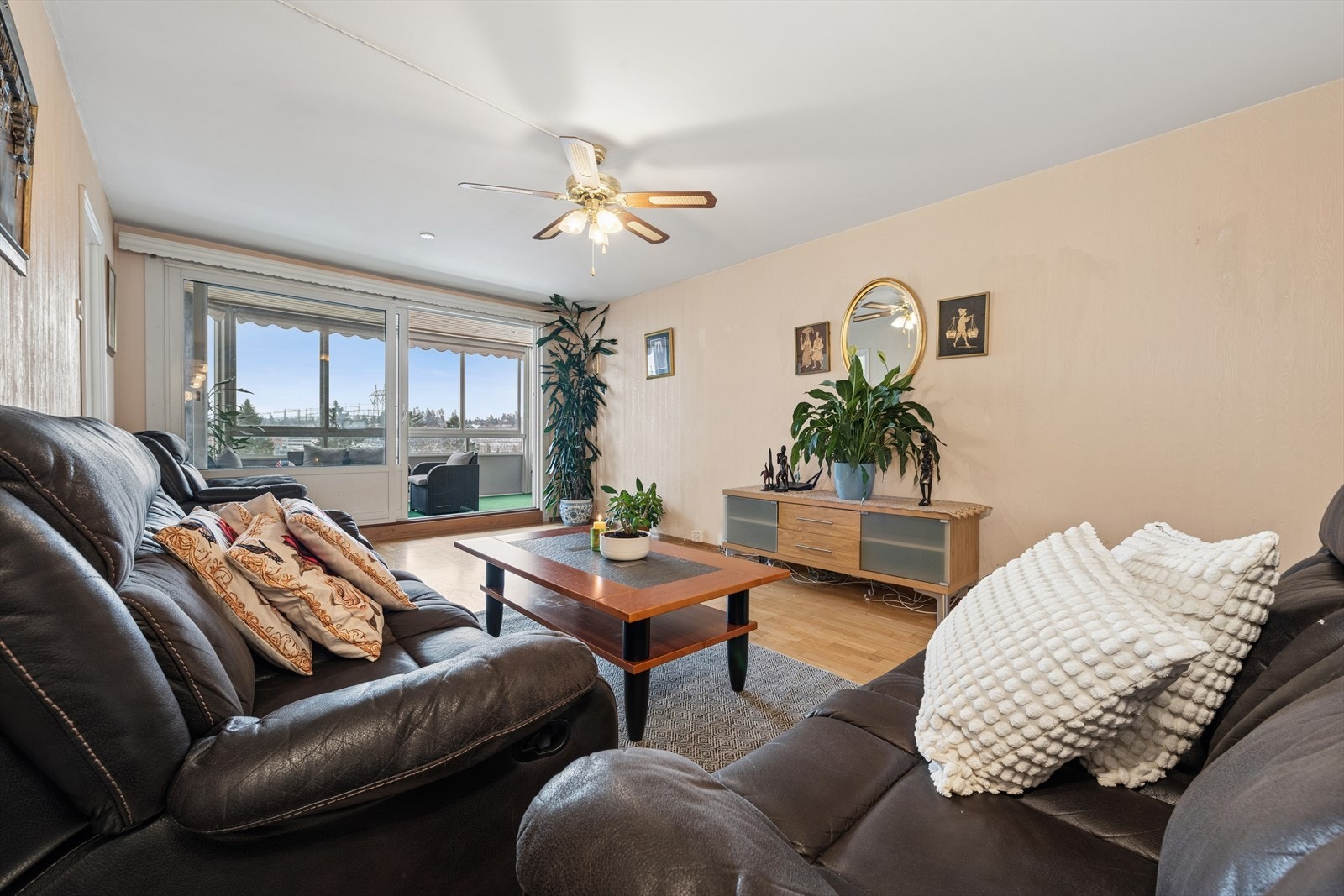 Lys og romslig 4-roms toppleilighet med attraktiv beliggenhet på Karihaugen/Ellingsrud. Galleribilde