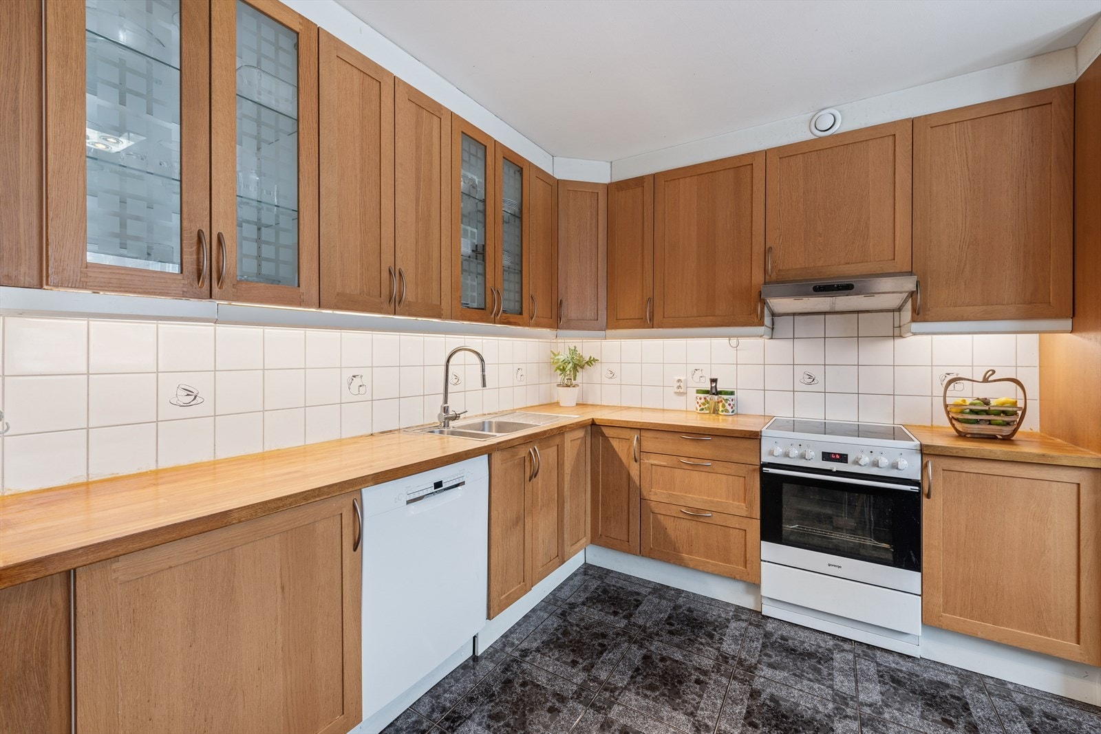 Kjøkkeninnredningen har profilerte fronter og en solid benkeplate i heltre. Galleribilde