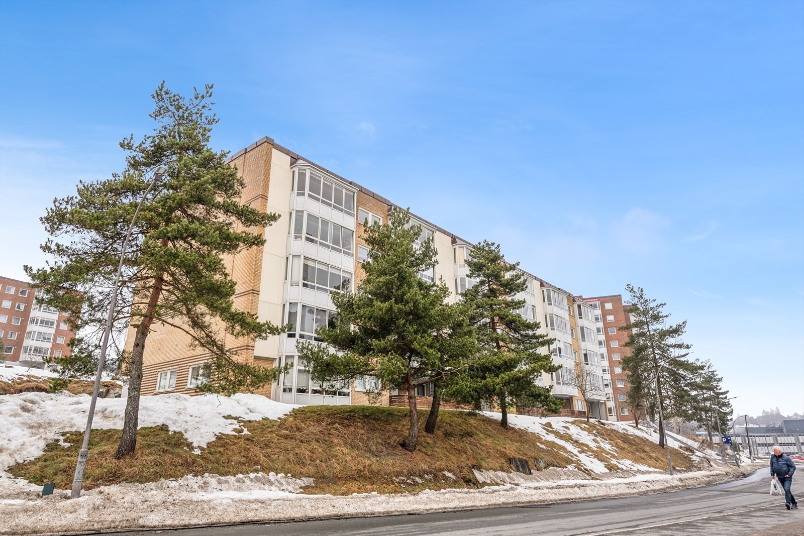 Det er kort gangavstand til skoler, barnehager, nærbutikk (Kiwi) og offentlig transport som T-bane. Galleribilde