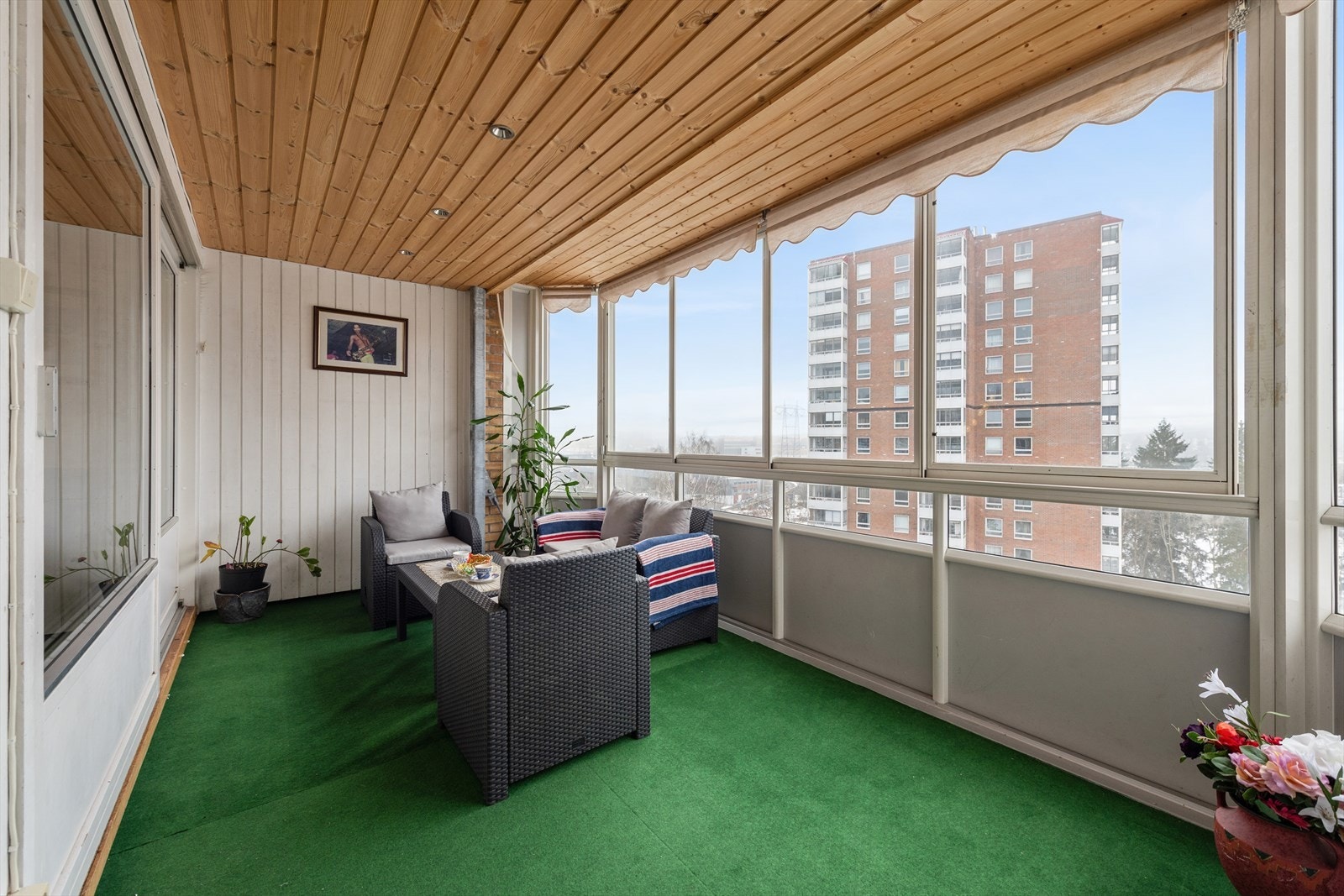 Den sørøstvendte balkongen på 13 m² er innglasset, noe som utvider brukstiden betraktelig. Galleribilde