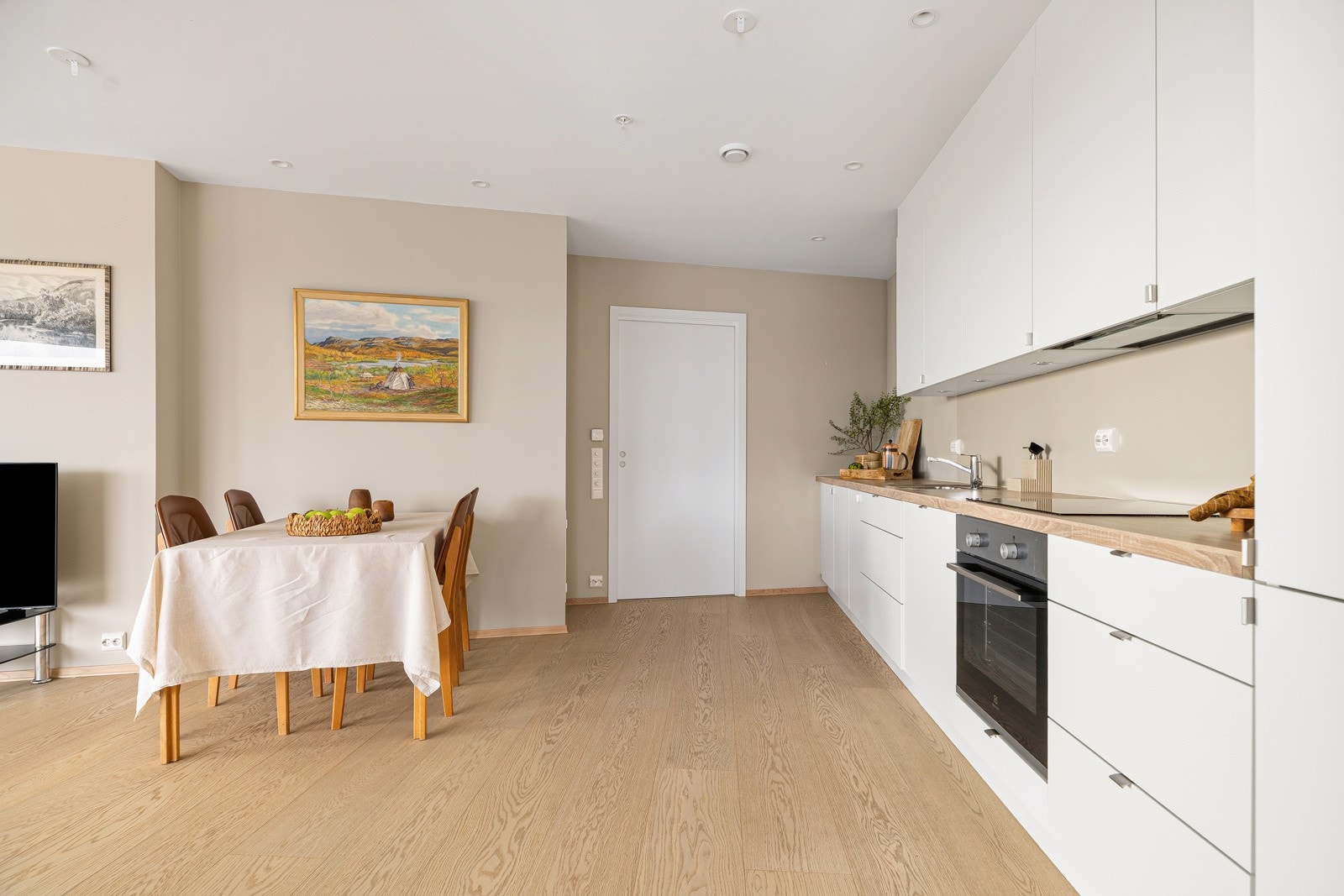 Kjøkkenet har rikelig med skap- og benkeplass. Galleribilde