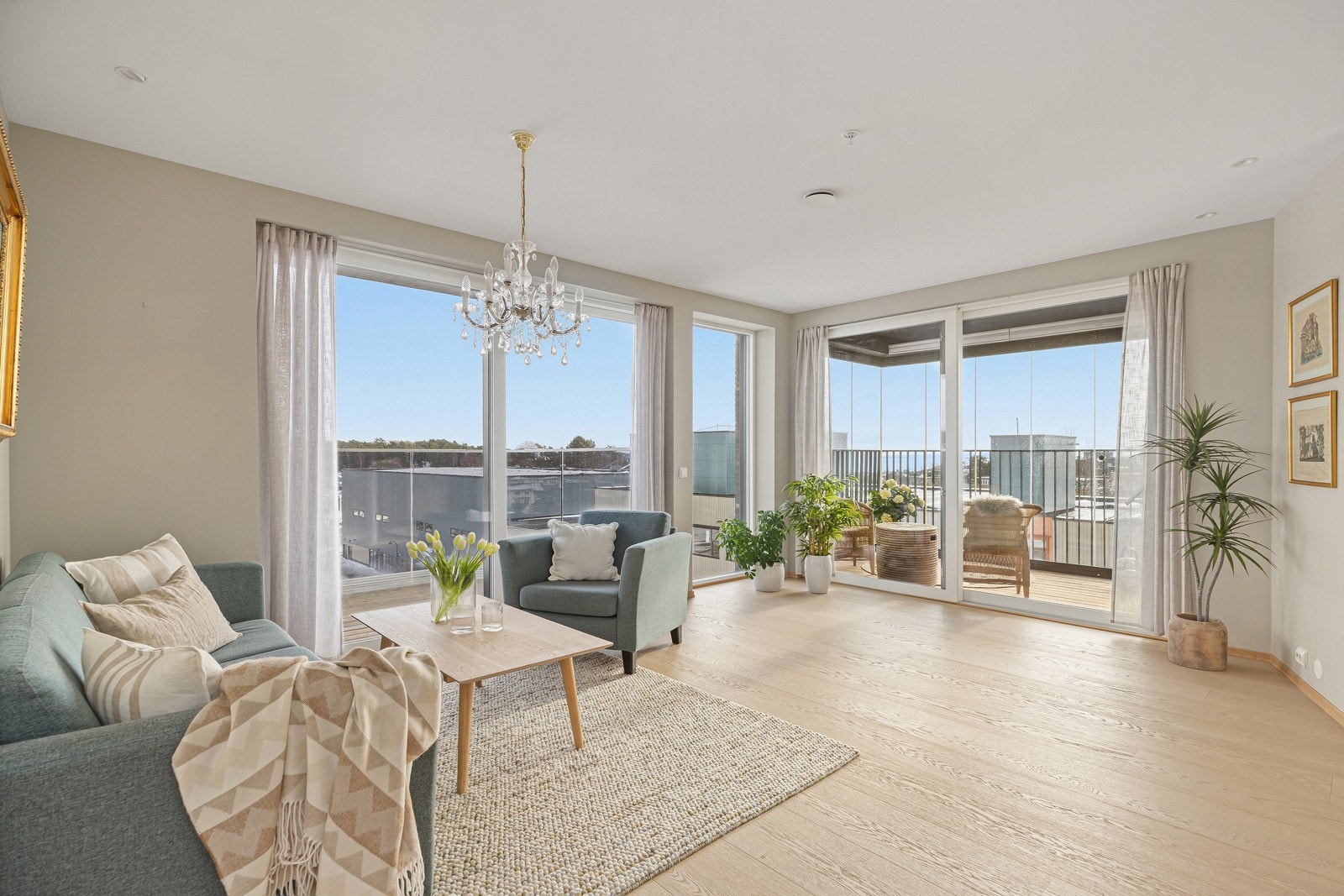 Lys og romslig stue med store vindusflater som slipper inn rikelig med naturlig lys. Galleribilde