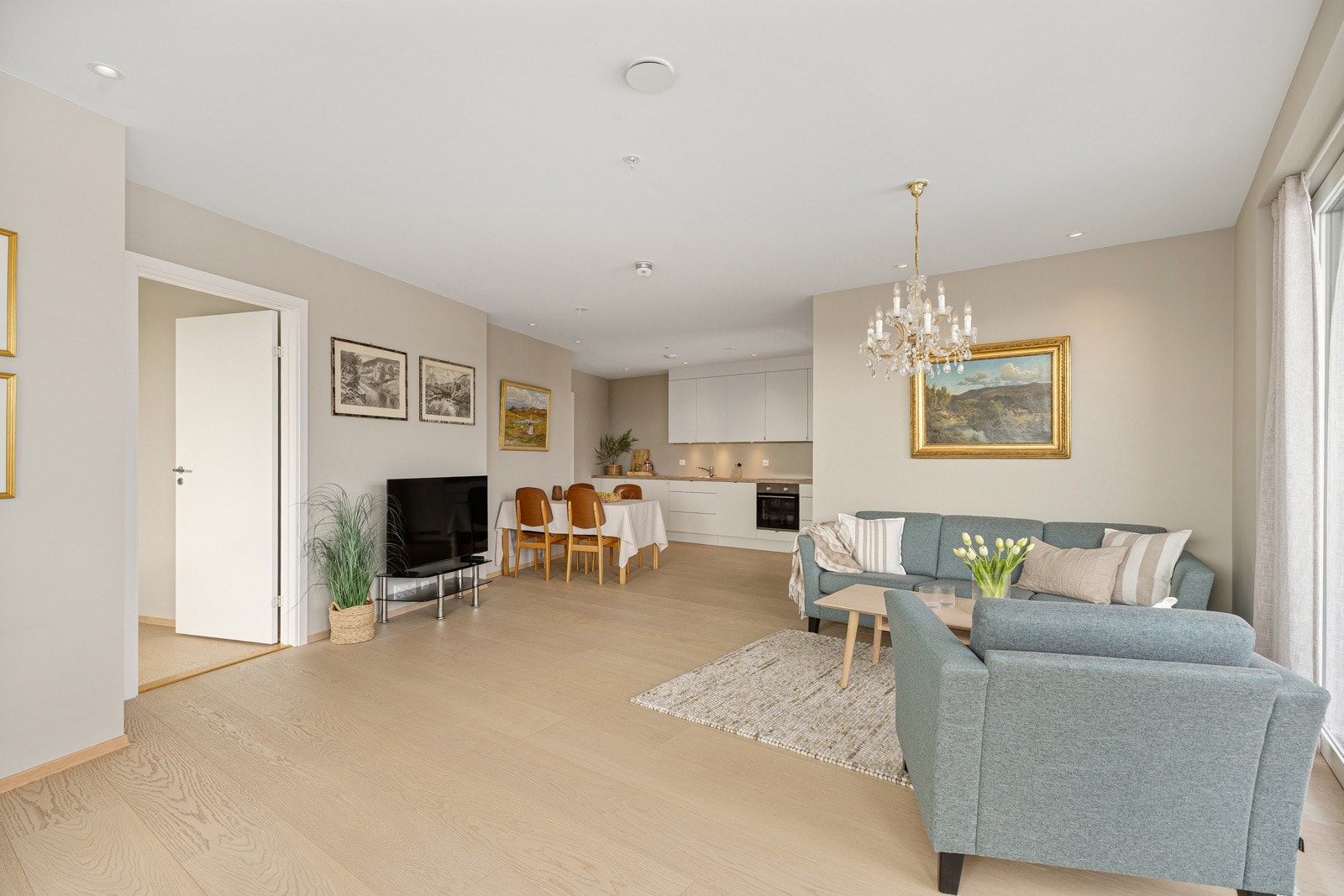 Åpen og gjennomgående planløsning mellom stue og spiseplass, perfekt for både hverdagsliv og hyggelige sammenkomster. Galleribilde