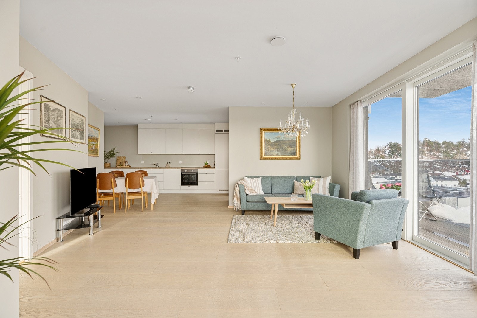 God sammenheng mellom stue og spiseplass gir en sosial og funksjonell planløsning Galleribilde