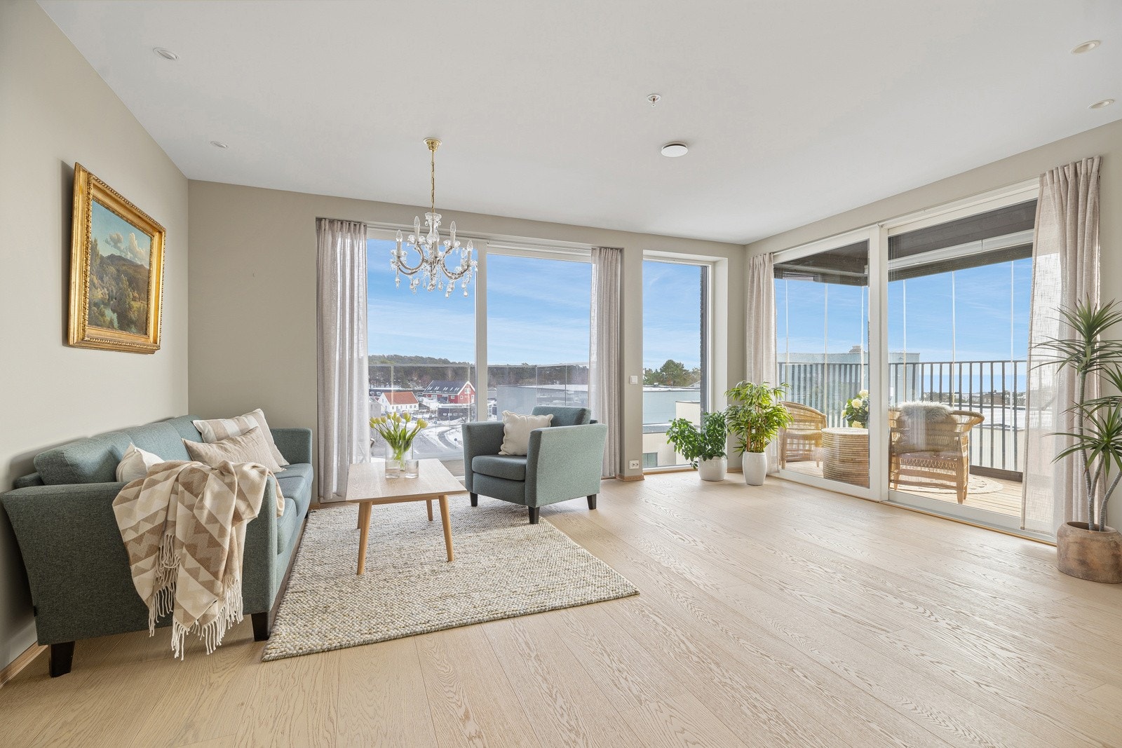 Leiligheten har moderne lyse overflater som fremstår i veldig god stand Galleribilde