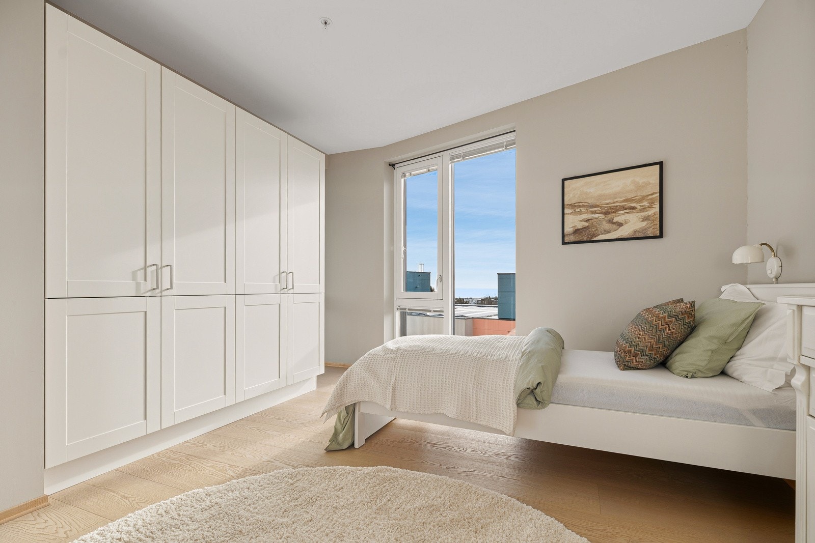 Integrert garderobeløsning langs vegg Galleribilde