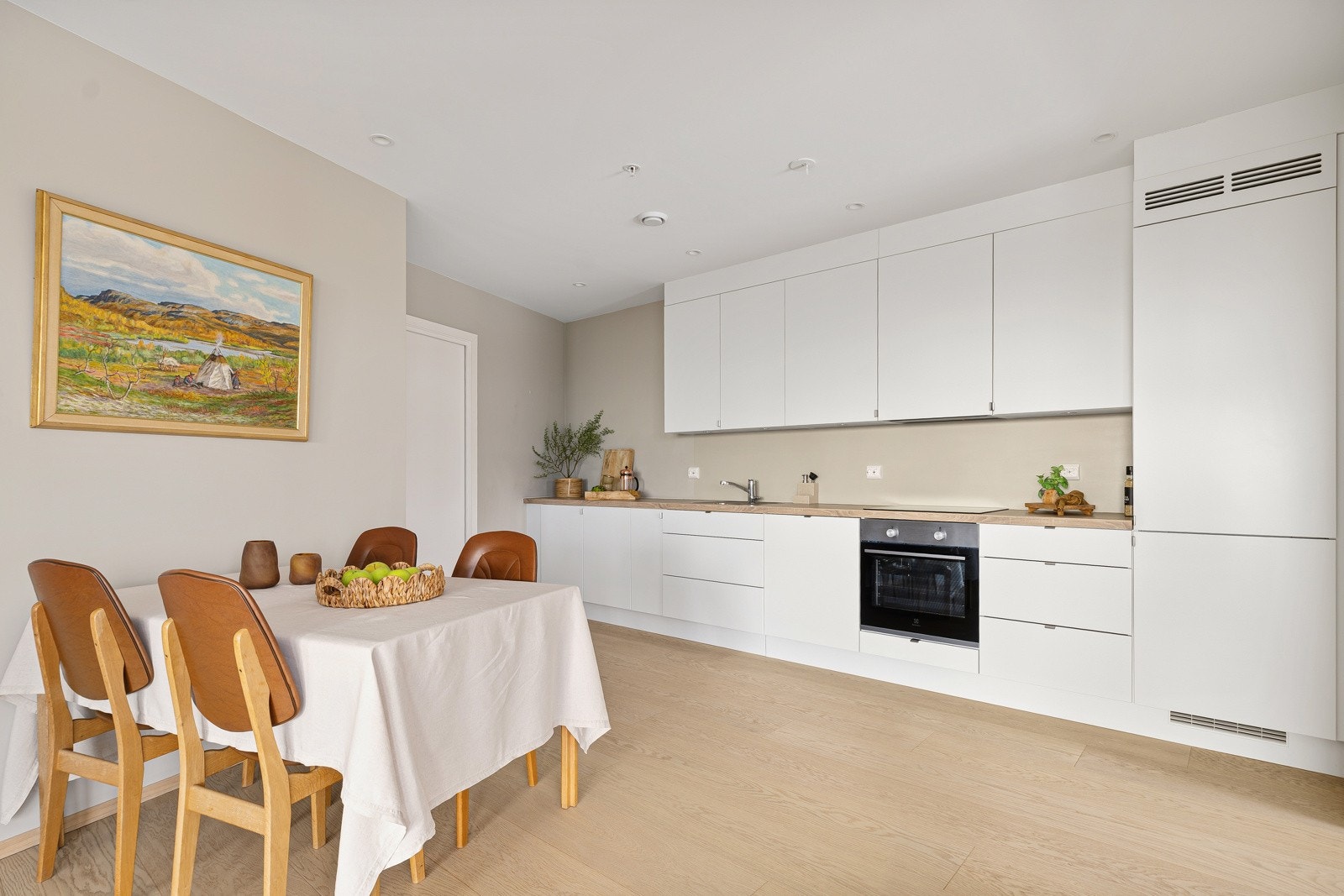 Et stilrent og moderne kjøkken med rene linjer og lyse overflater Galleribilde