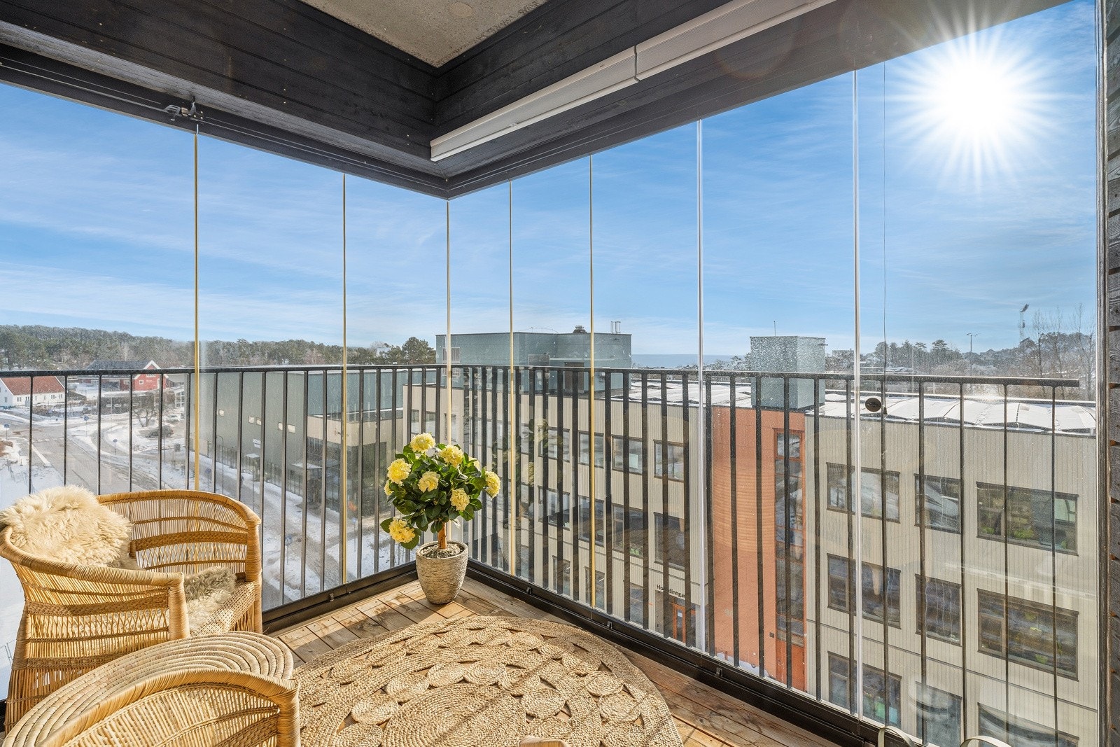 Solrik og innbydende innglasset balkong med nydelig utsyn. Galleribilde