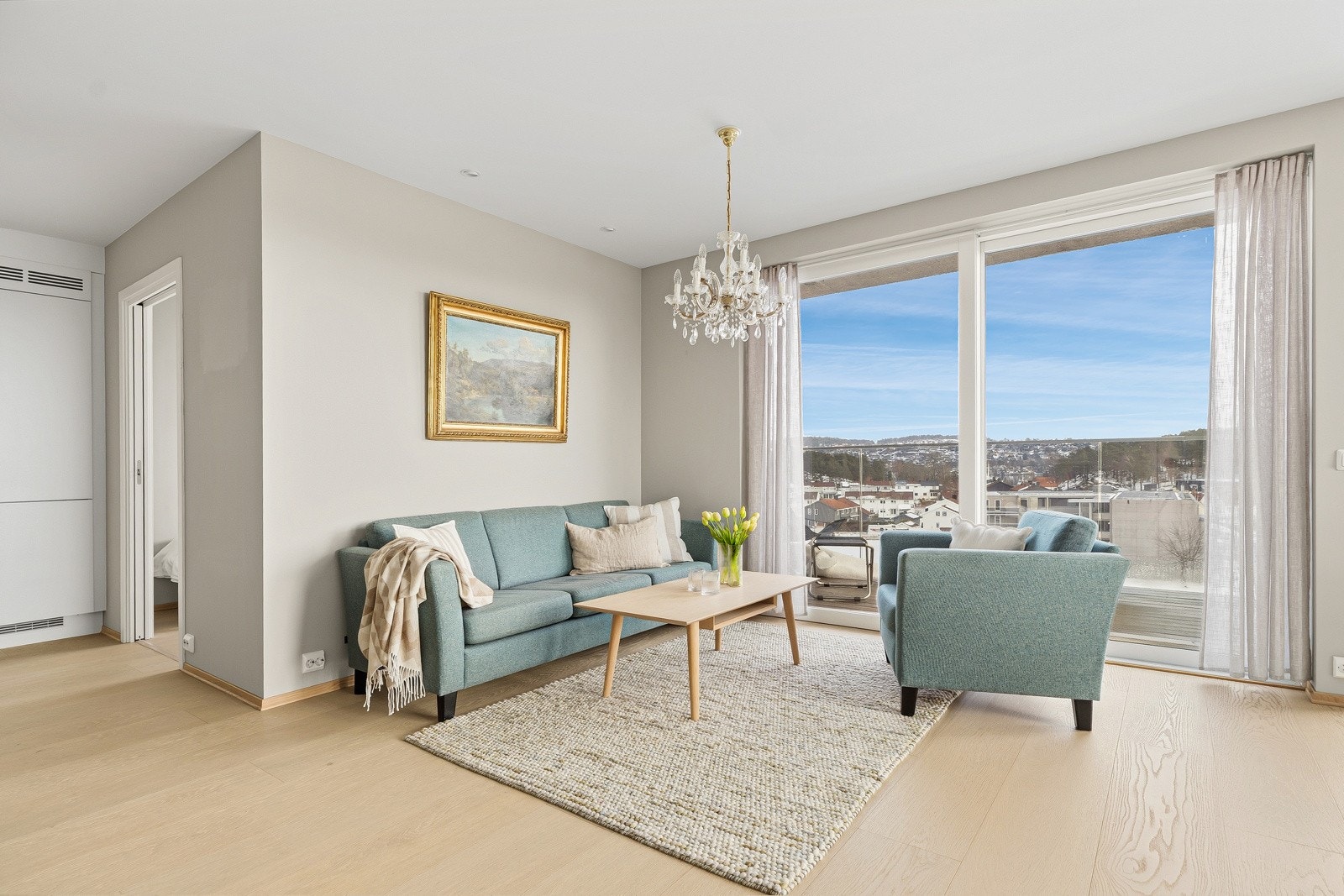 Innbydende sofakrok med god plass til både avslapning og sosialt samvær - direkte utgang til balkong med flott utsikt. Galleribilde