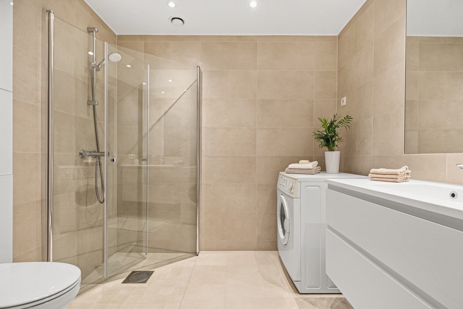 Delikat og moderne bad med stilrene fliser og praktiske løsninger Galleribilde