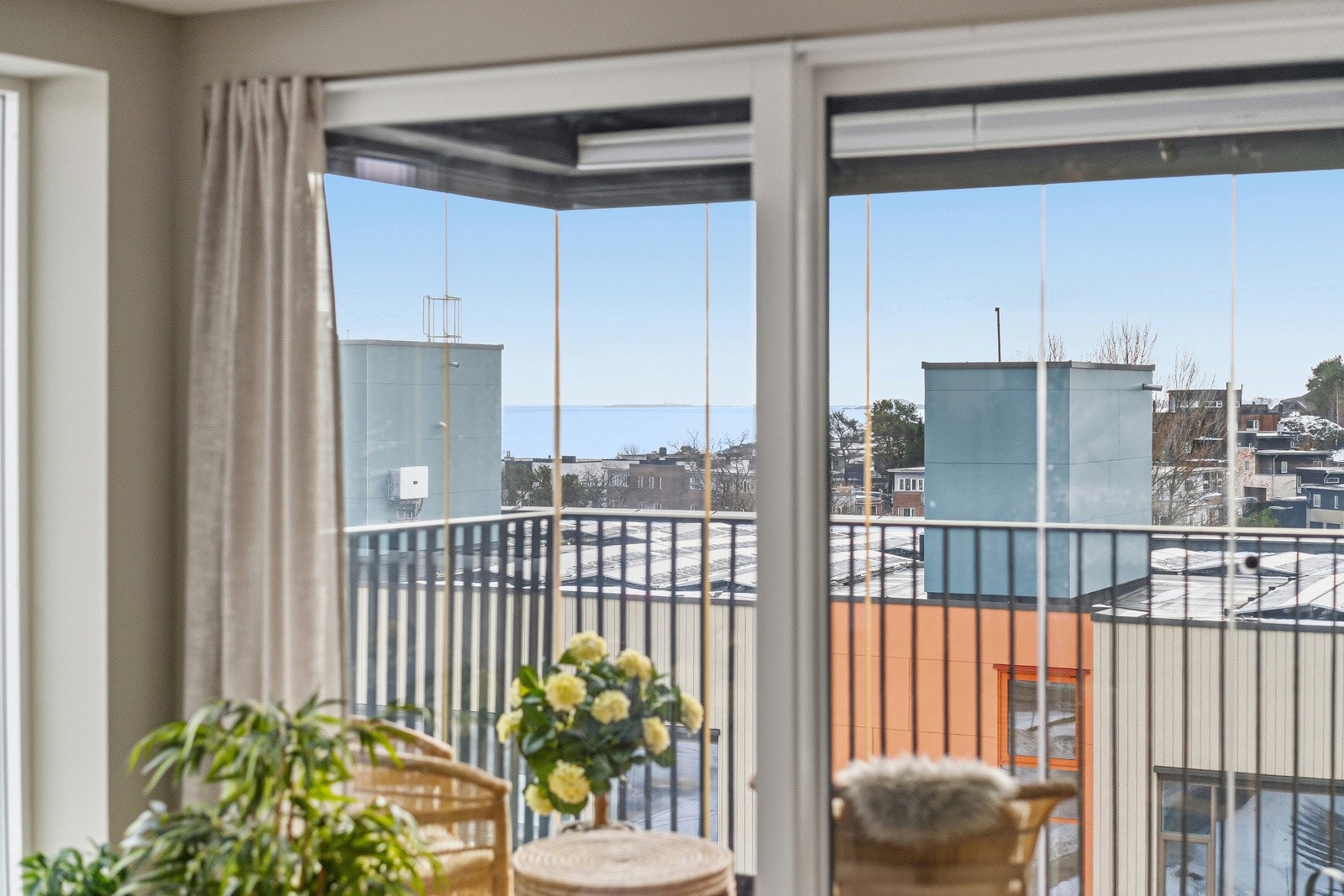 Utsikt fra stuen mot balkongen gjennom store vindusflater Galleribilde