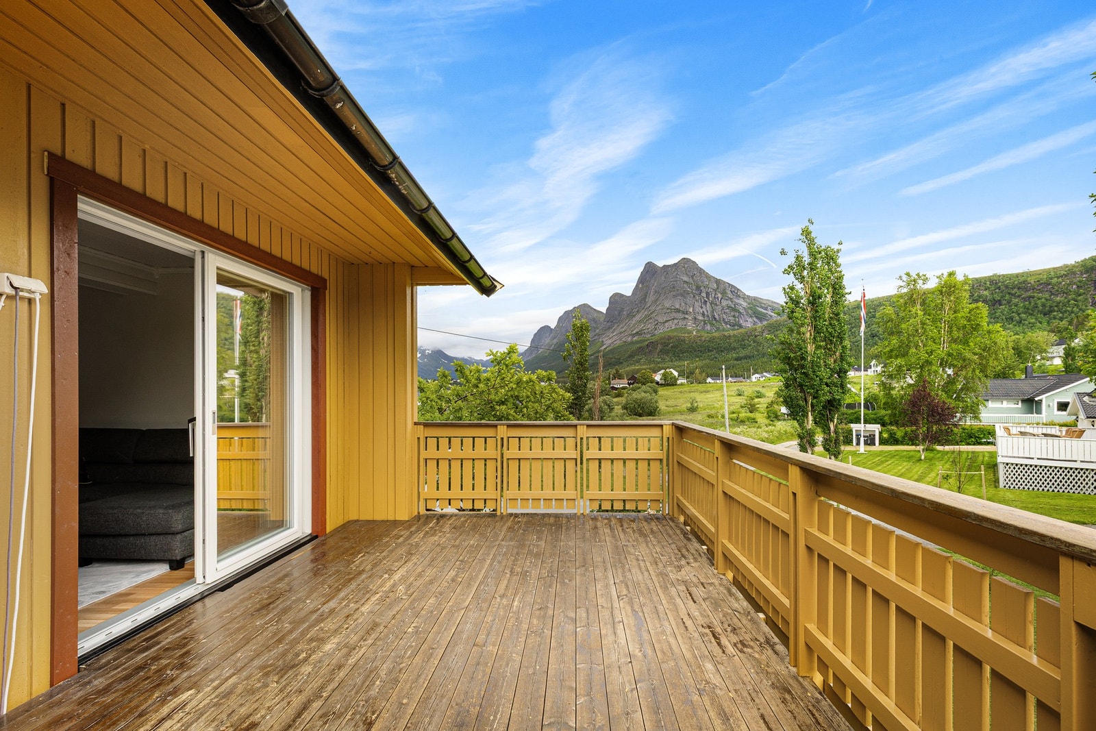 Flott og solrik terrasse. Galleribilde