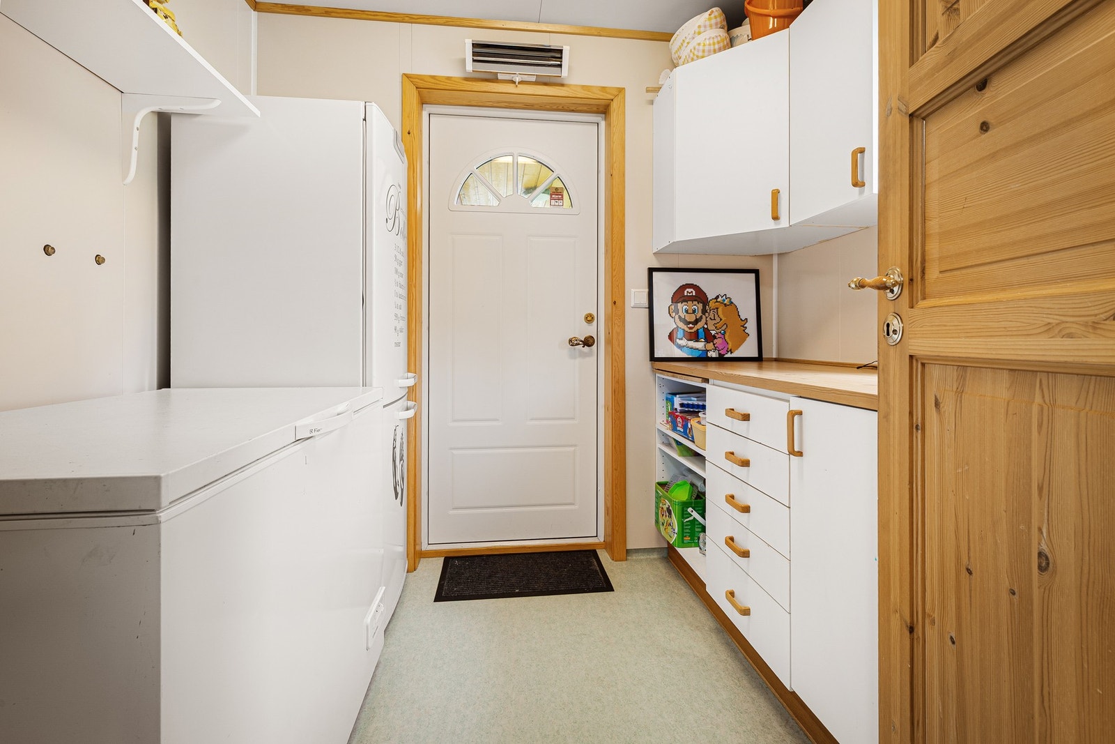 Tidligere vaskerom er omgjort til en praktisk bod. Bi inngangsdør. Galleribilde