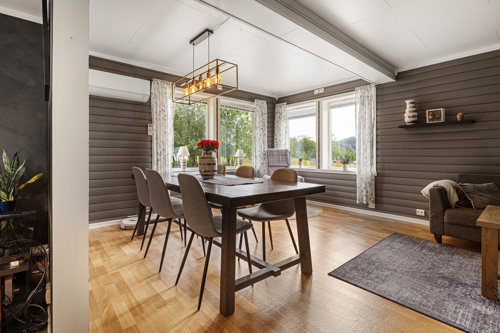 God plass for spisestuebord og annet møblement etter ønske. Galleribilde