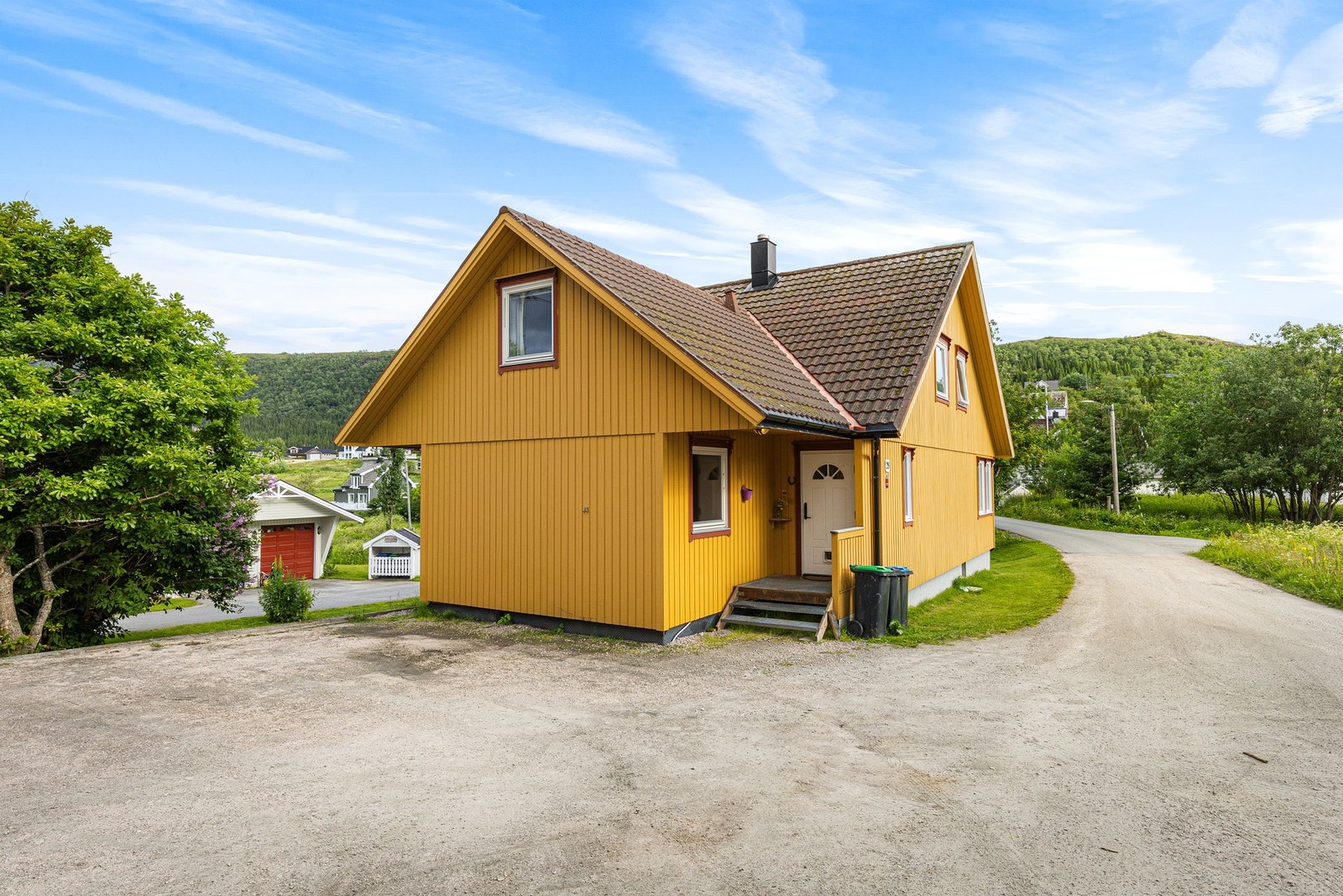 Barn kan få et trygt og stabilt oppvekstmiljø ved Meløy Oppvekstsenter, hvor skole og barnehage er samlokalisert. Skolen tilbyr undervisning fra 1.-10. trinn, og barnehagen (Solsikken) har fokus på helse og lek i trygge omgivelser. Galleribilde