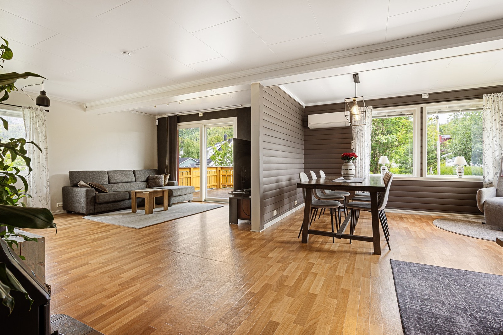 Stor og flott stue med vindusflater som slipper inn rikelig med naturlig lys. Galleribilde