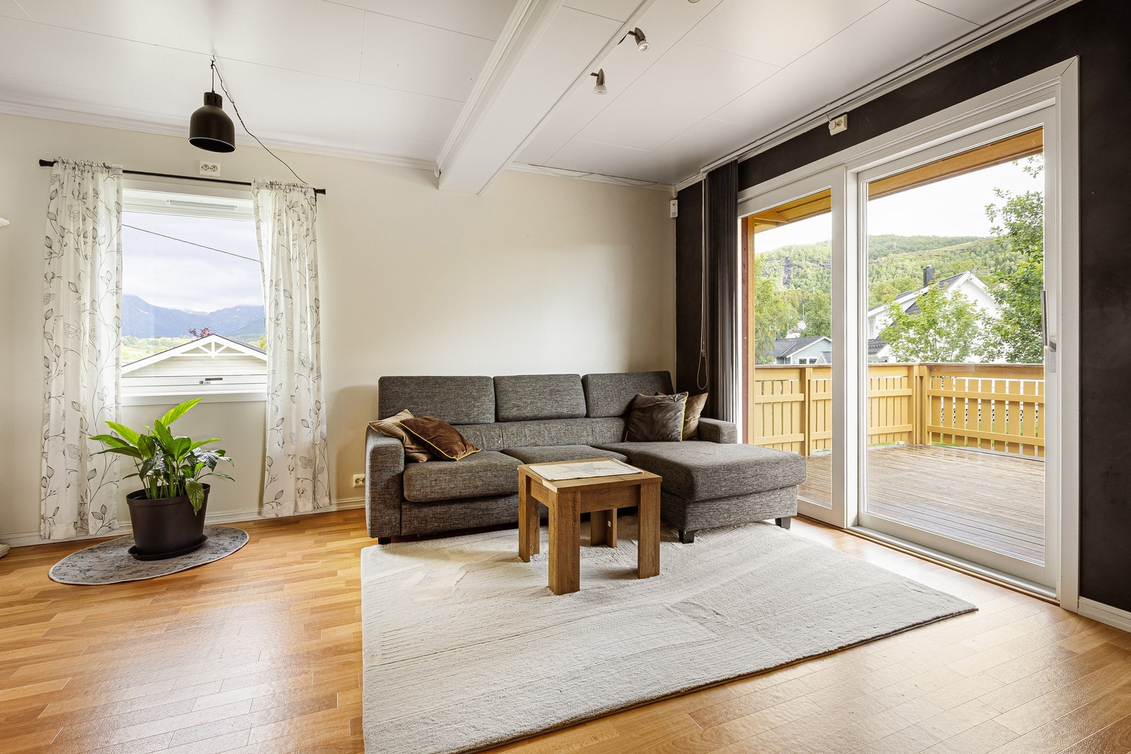 Utgang til en herlig veranda fra stuedelen. Galleribilde