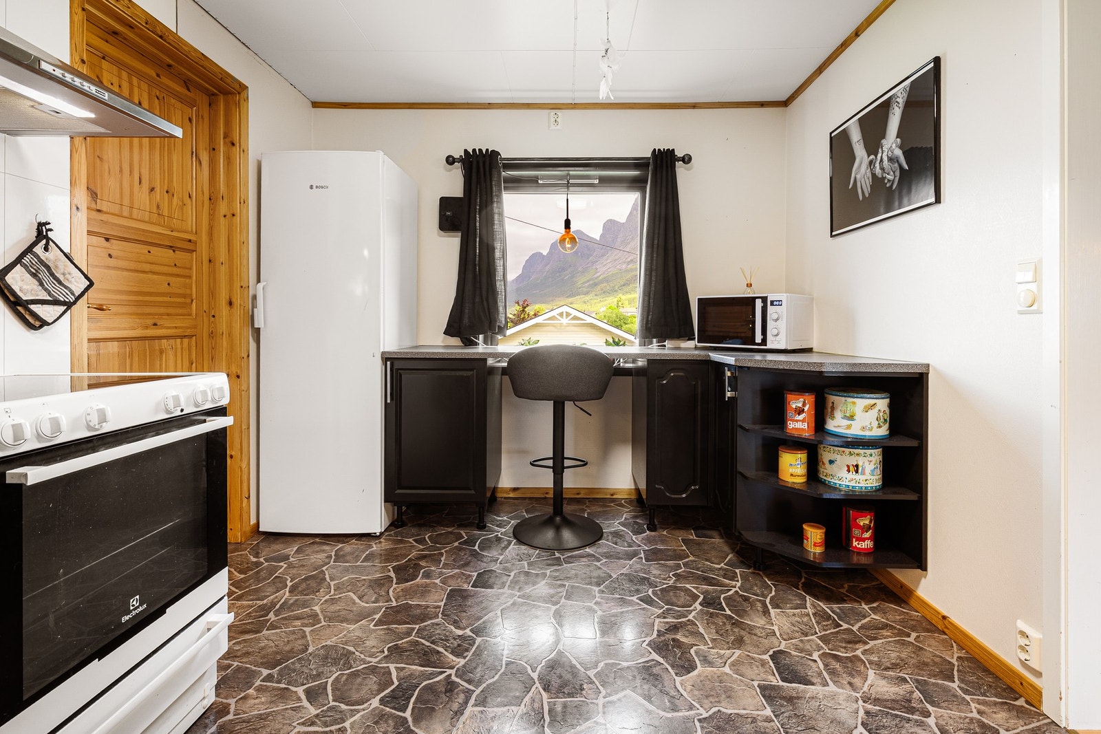 Utvidet kjøkken men benkeplater. Galleribilde