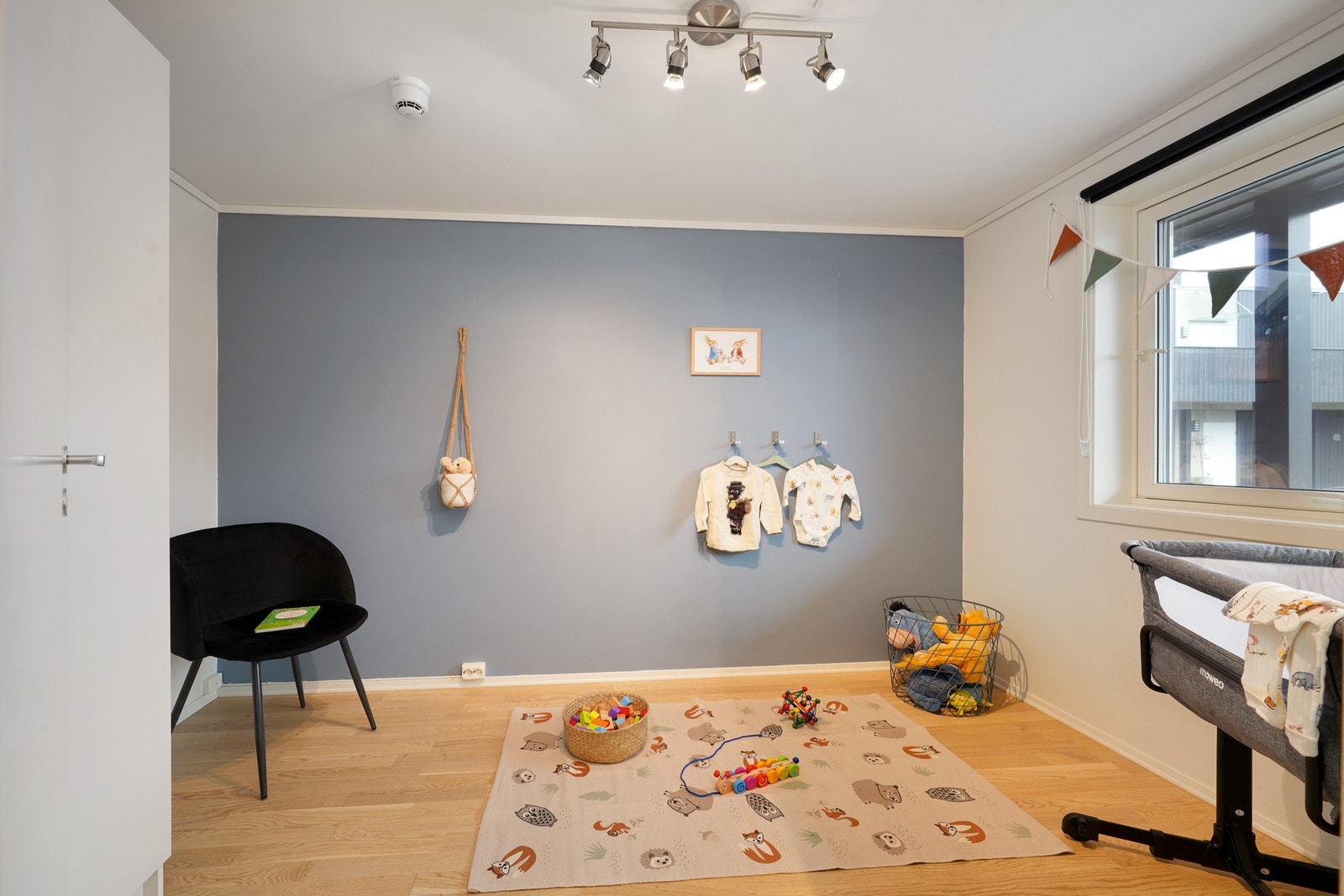 Romslig soverom som man også kan brukes til kontor. Galleribilde