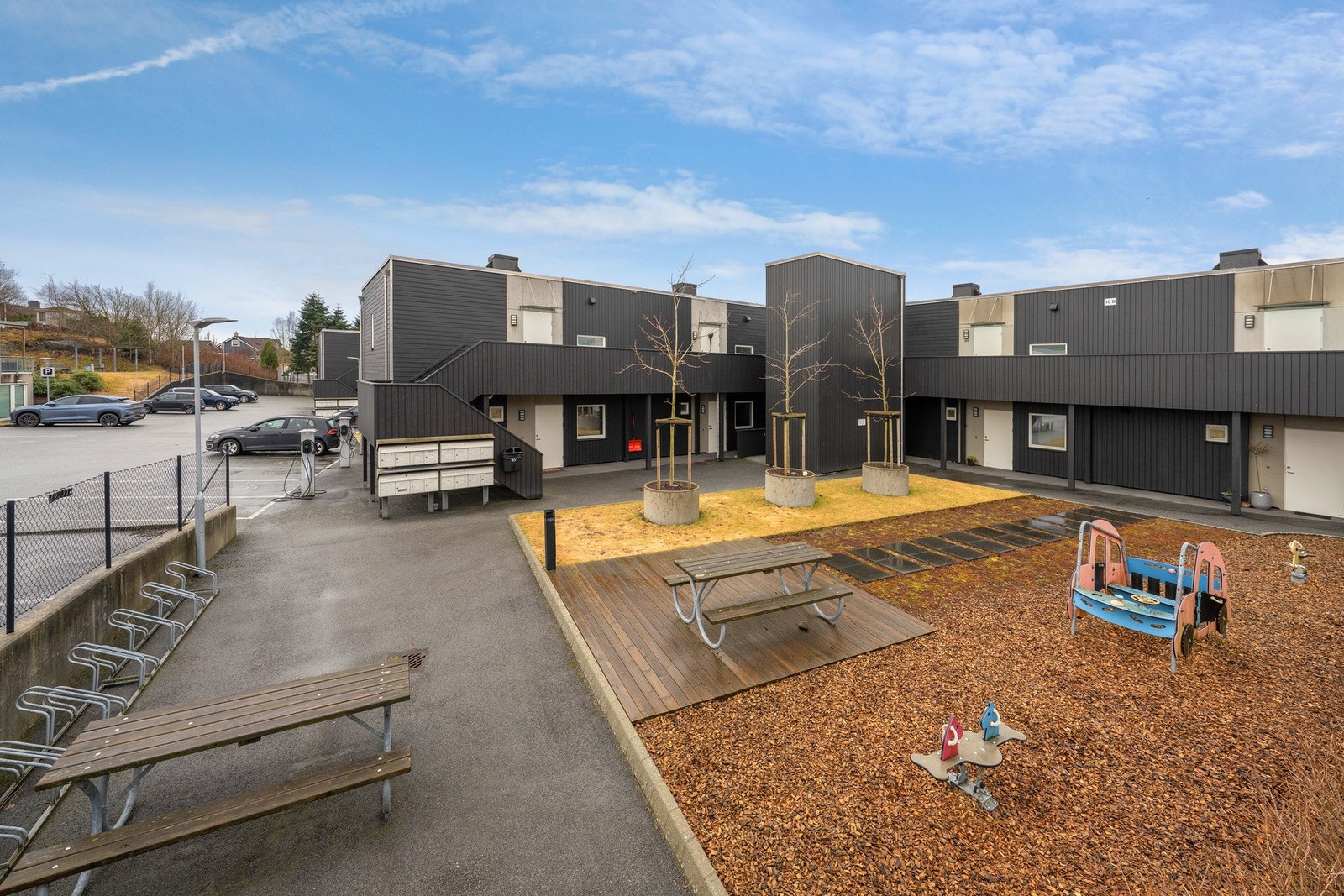 Rikelig med lagringsplass med bod i leiligheten i tillegg til ekstern bod Galleribilde