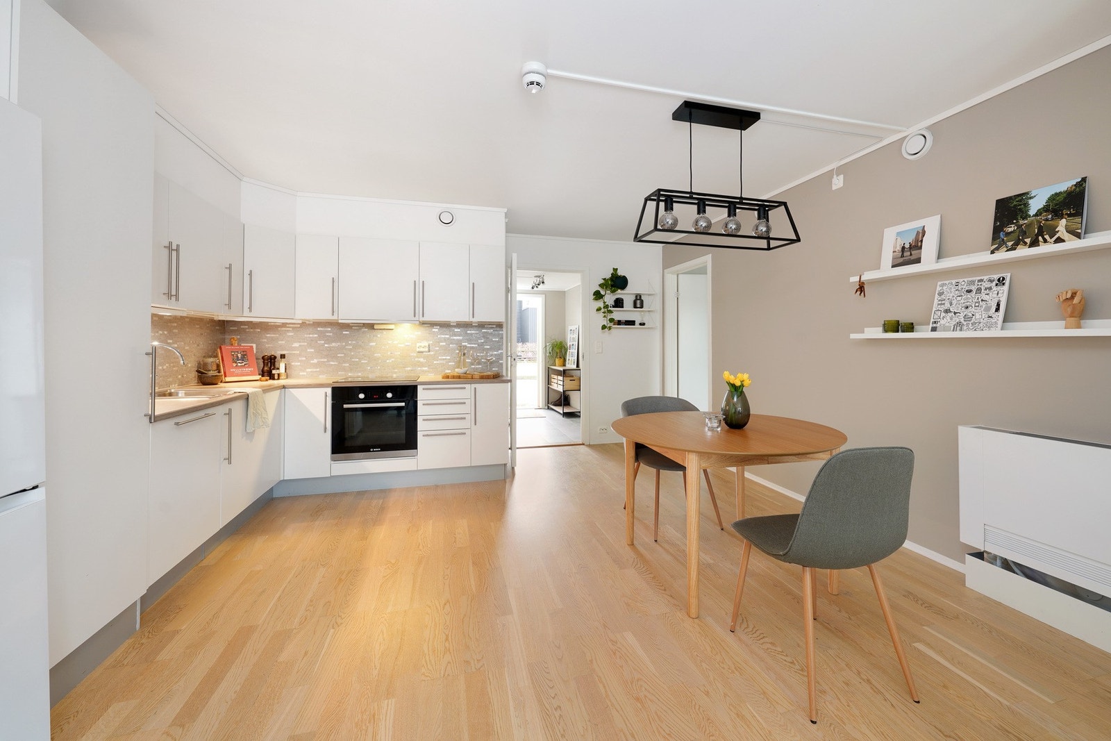 God plass til spisebord eller langbord, perfekt for hyggelige sammenkomster med familie og venner Galleribilde