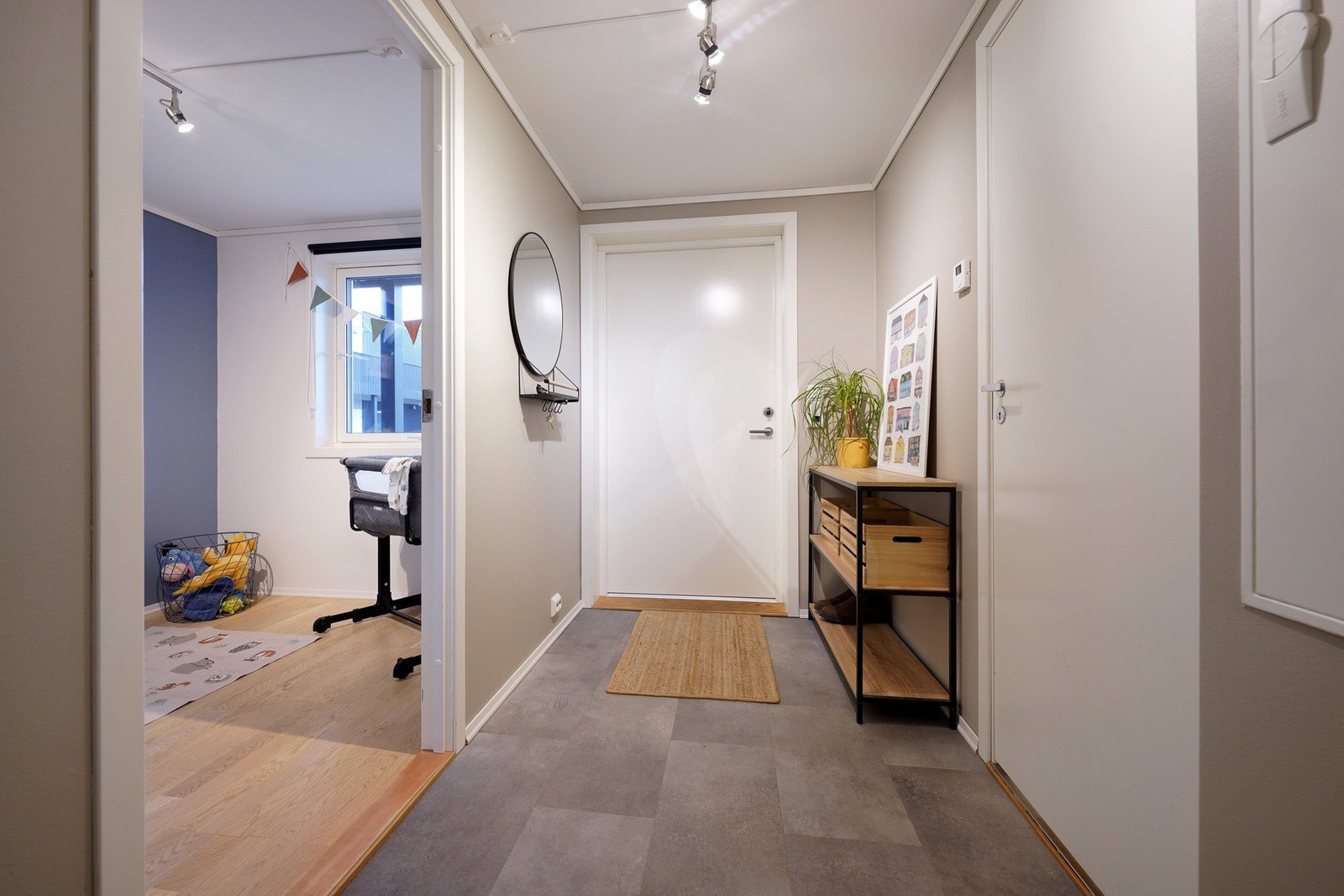 Gangen har varmekabler i gulv Galleribilde