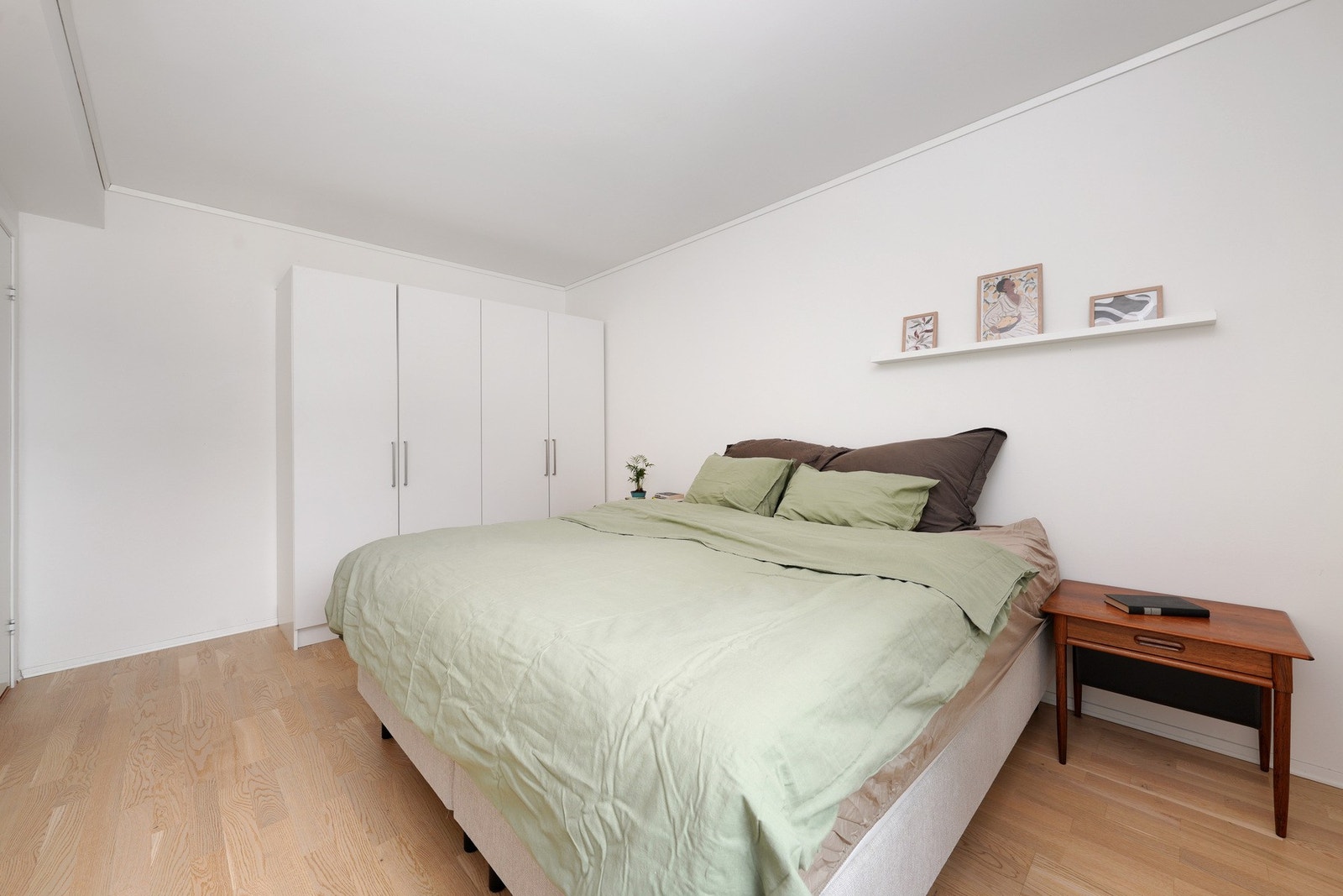 Her har man store garderobeskap som medfølger handelen Galleribilde